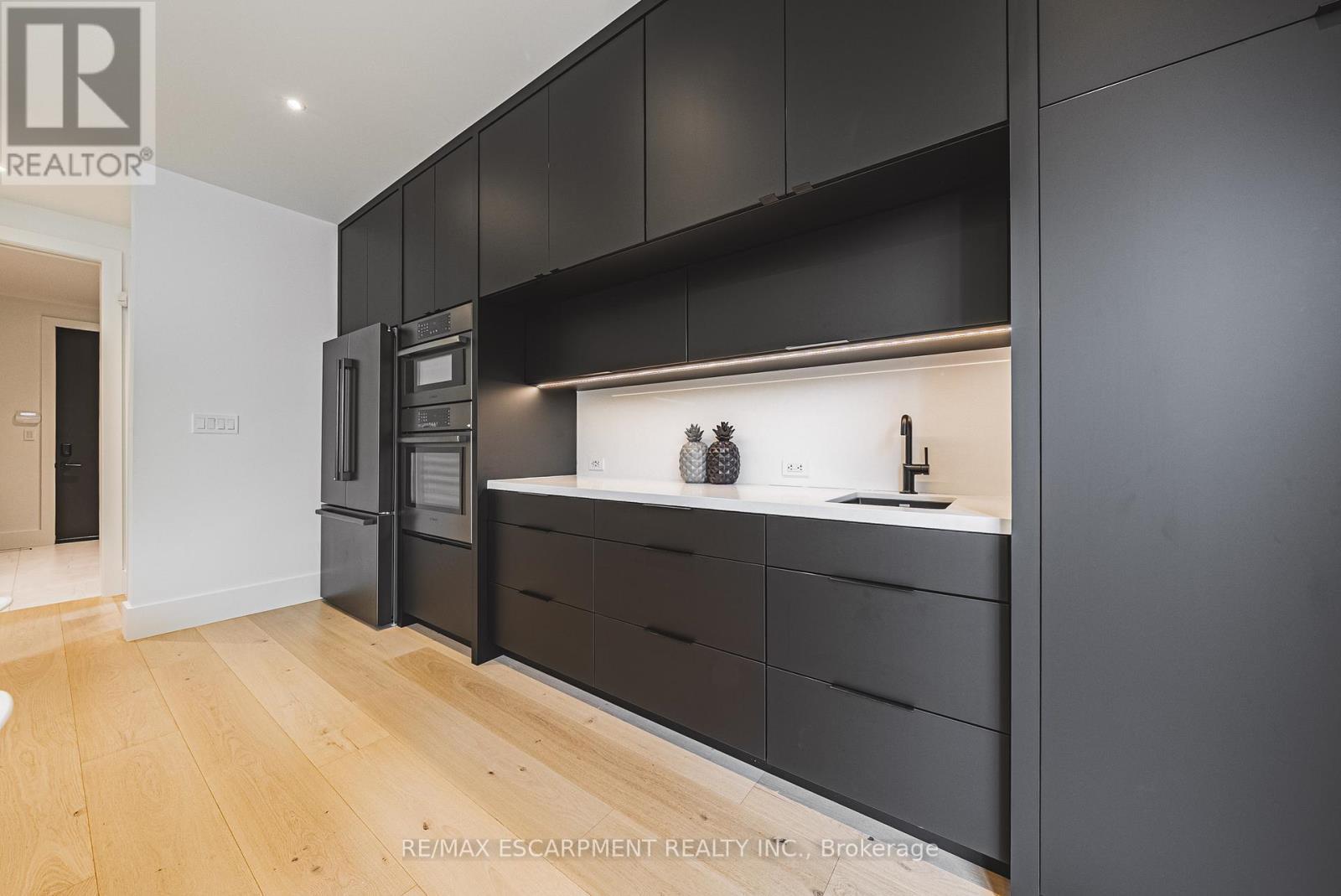 135 Eleanor Avenue, Hamilton, ON - Indoor Photo Showing Kitchen
