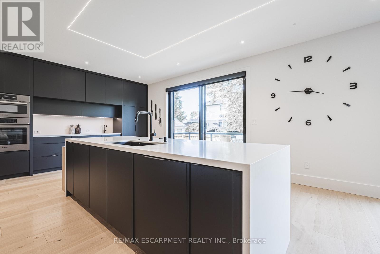 135 Eleanor Avenue, Hamilton, ON - Indoor Photo Showing Kitchen