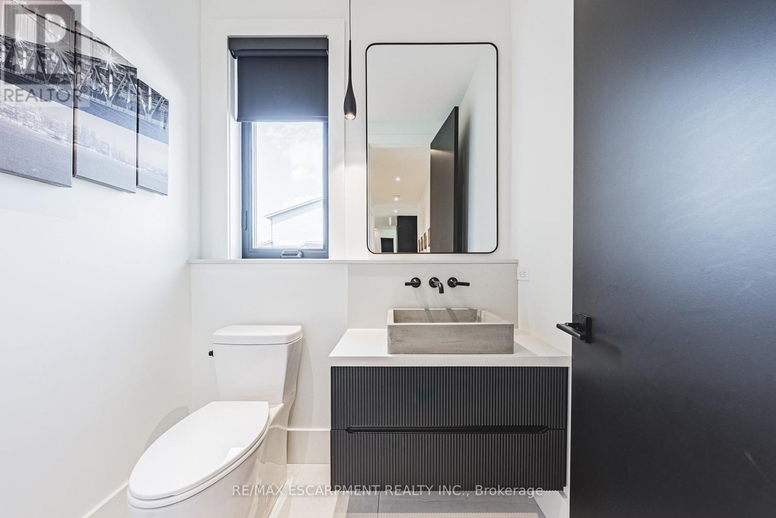 135 Eleanor Avenue, Hamilton, ON - Indoor Photo Showing Bathroom