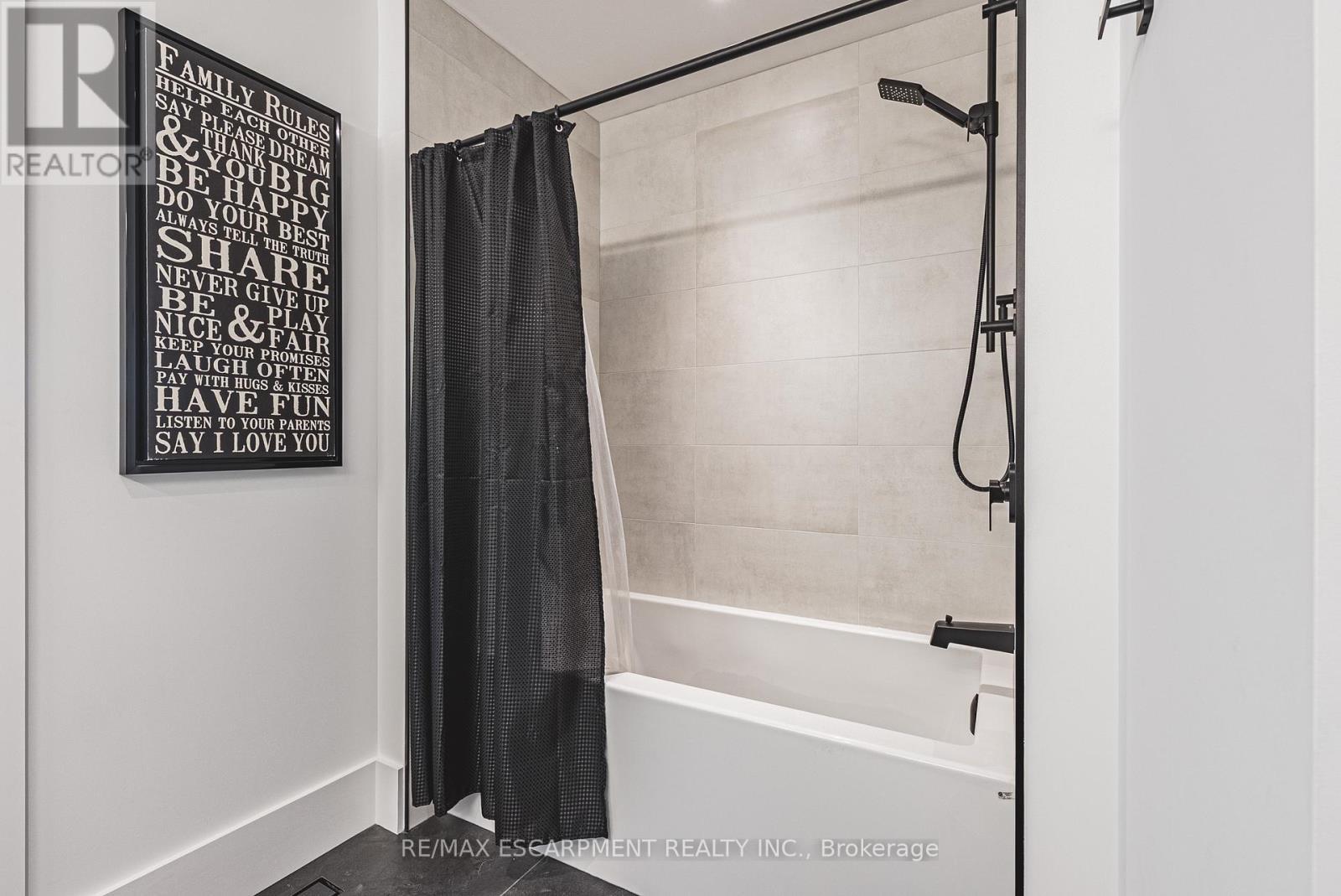 135 Eleanor Avenue, Hamilton, ON - Indoor Photo Showing Bathroom