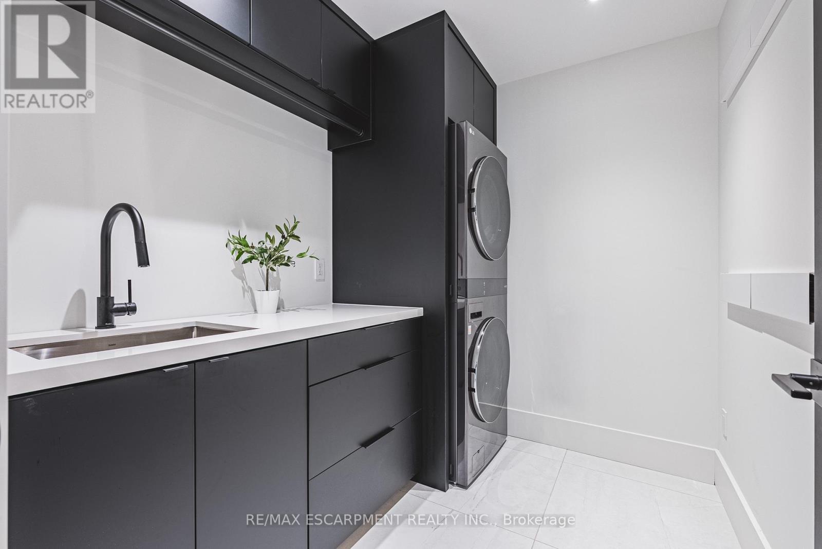 135 Eleanor Avenue, Hamilton, ON - Indoor Photo Showing Laundry Room