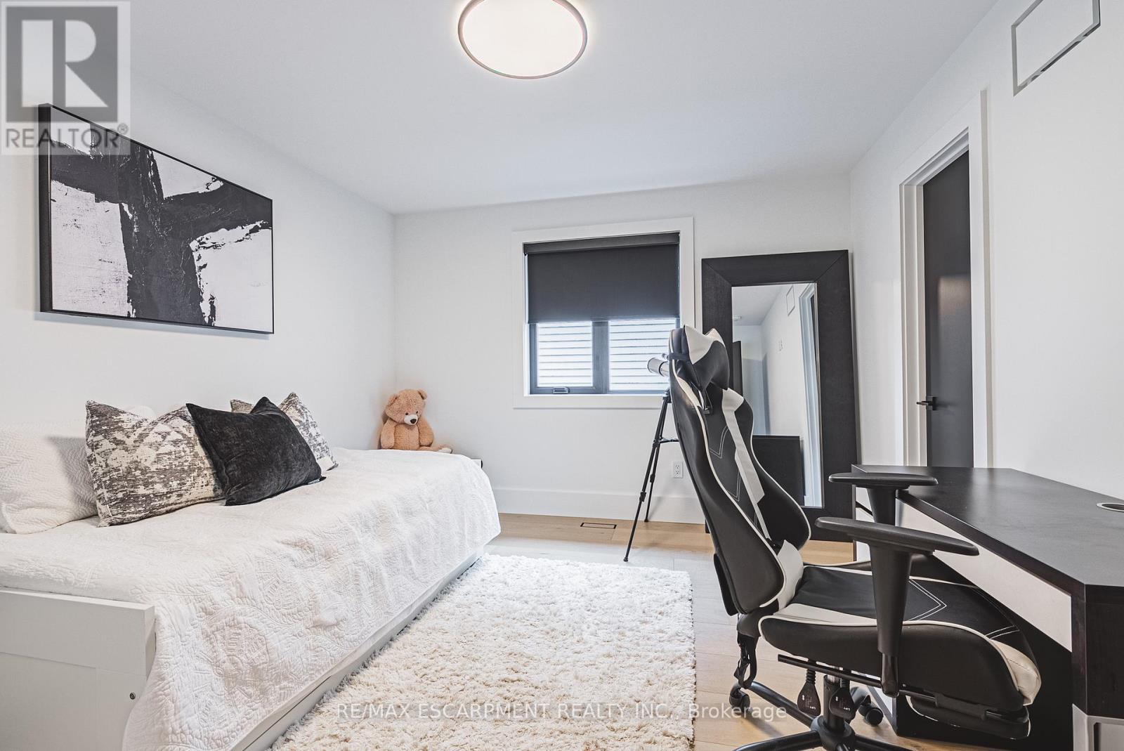 135 Eleanor Avenue, Hamilton, ON - Indoor Photo Showing Bedroom