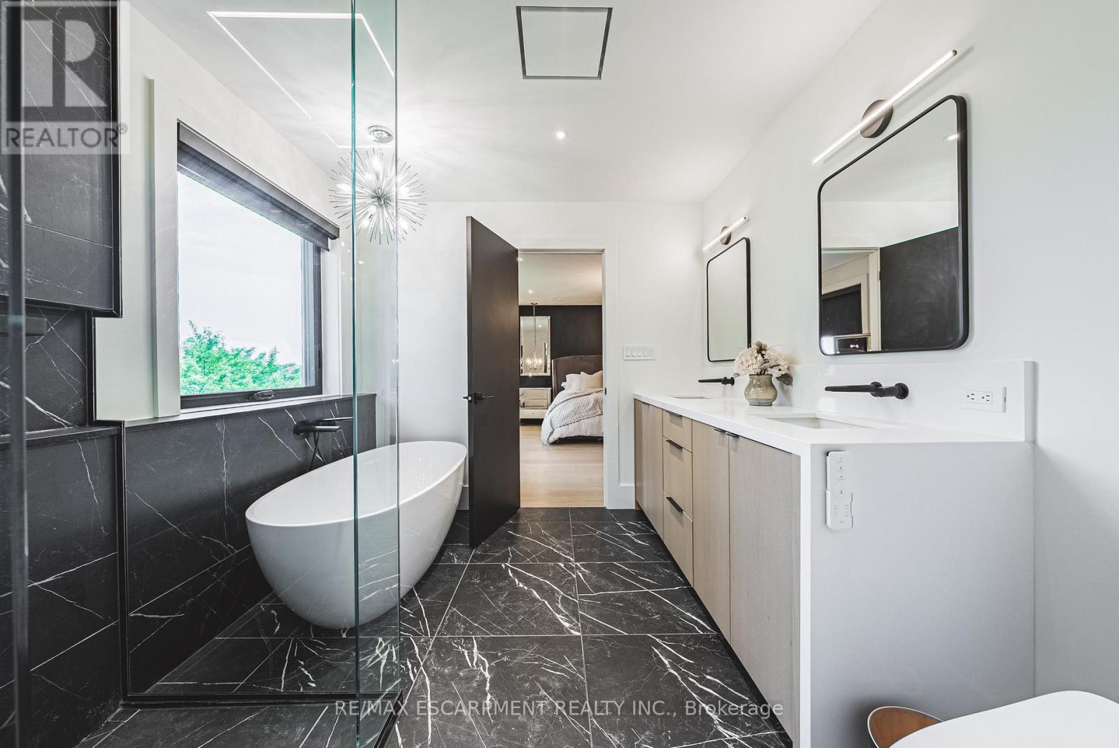 135 Eleanor Avenue, Hamilton, ON - Indoor Photo Showing Bathroom
