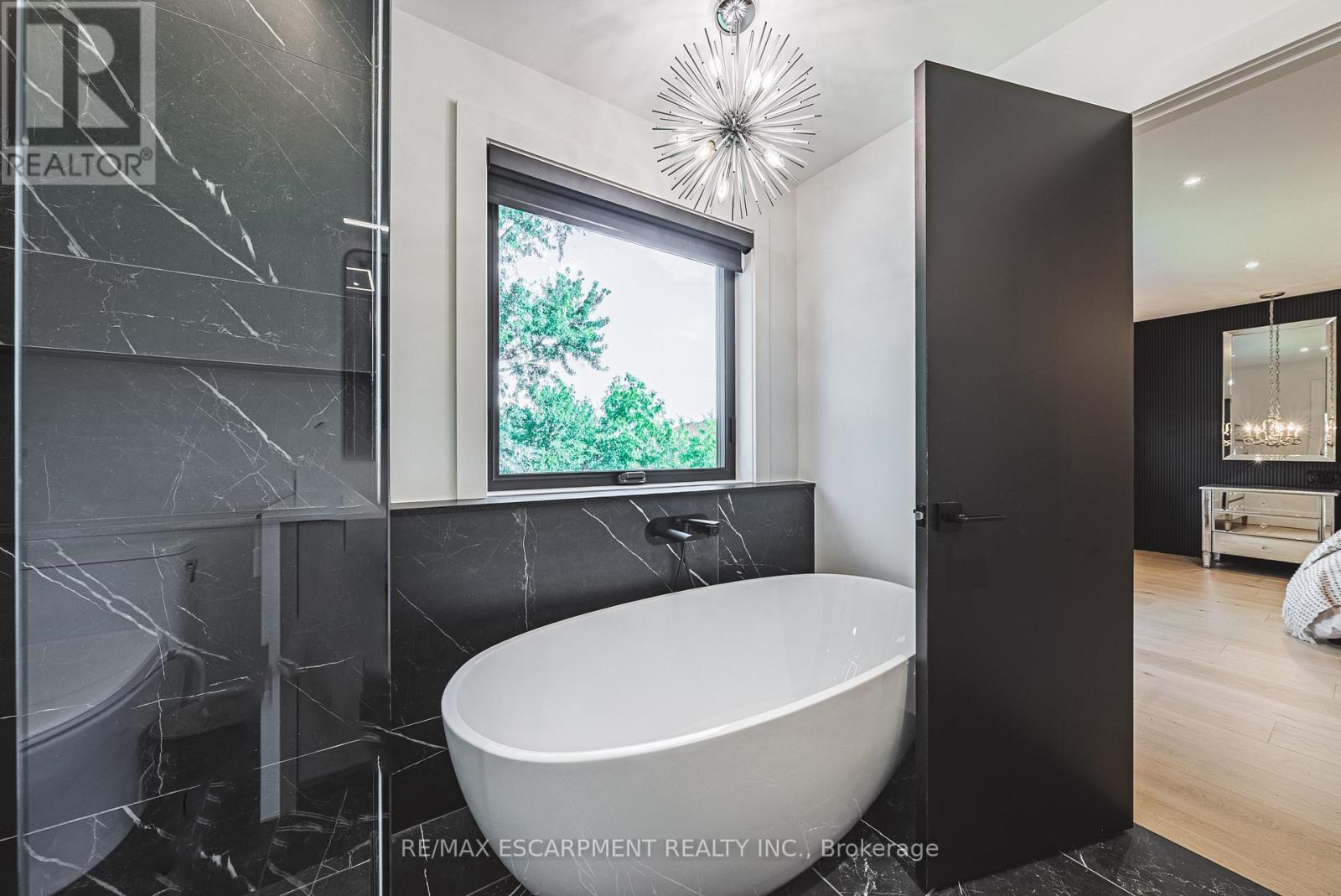 135 Eleanor Avenue, Hamilton, ON - Indoor Photo Showing Bathroom