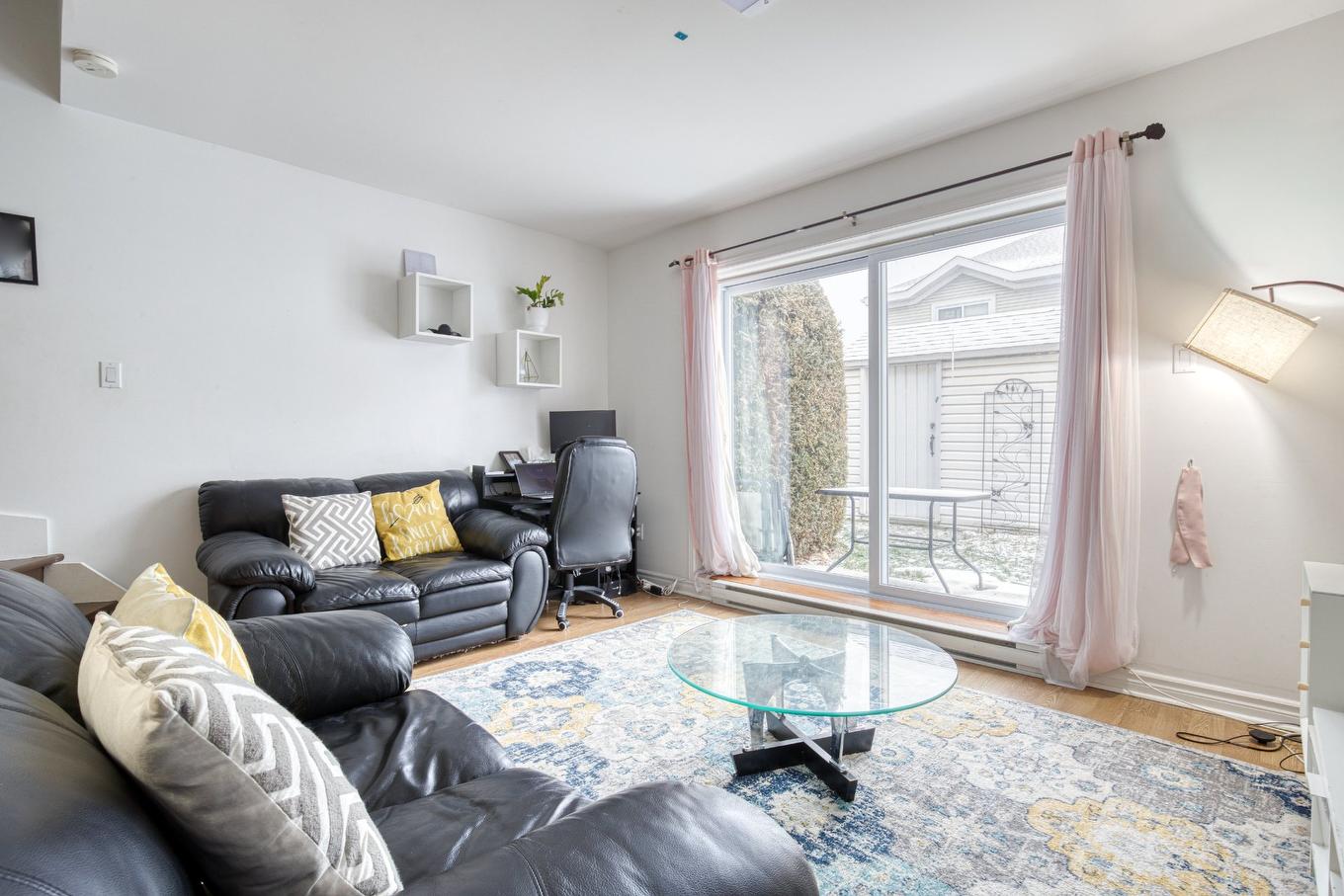 Living room - 2-8510 Rue Ouimet, Brossard, QC - Indoor Photo Showing Living Room