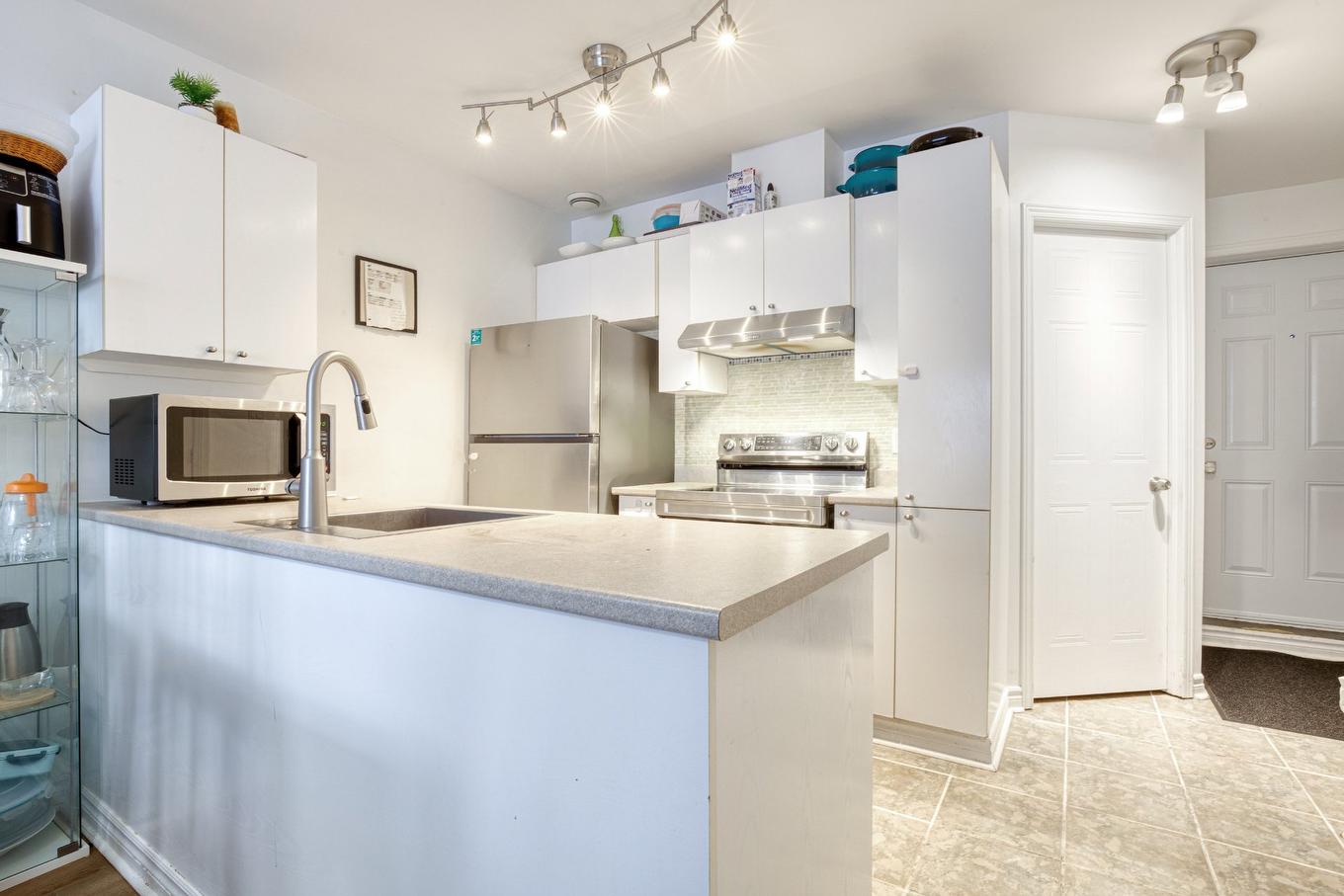 Kitchen - 2-8510 Rue Ouimet, Brossard, QC - Indoor Photo Showing Kitchen
