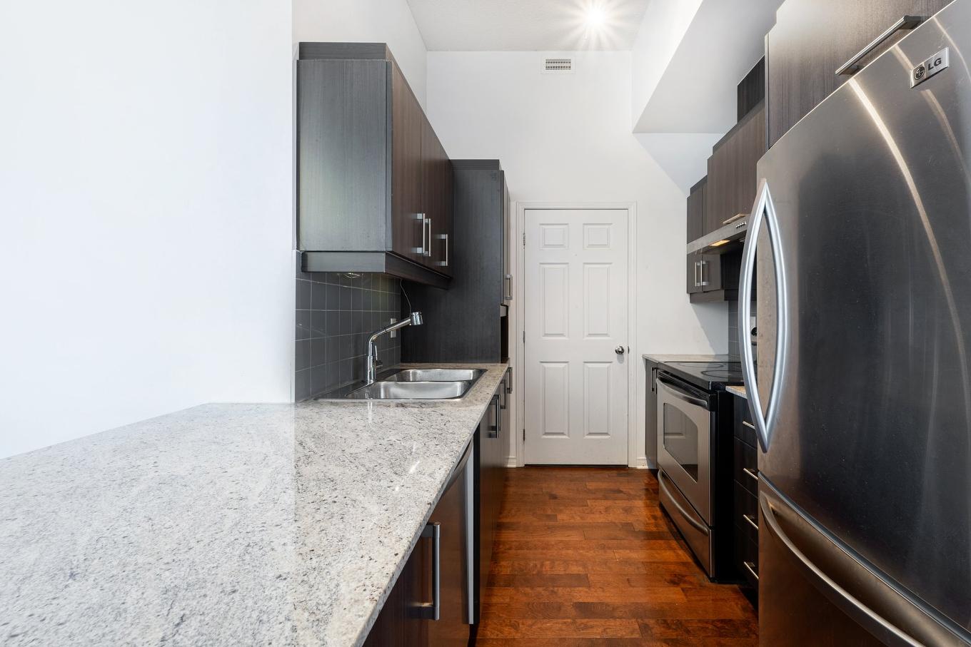 Kitchen - 1212-4975 Rue Jean-Talon O., Montréal (Côte-Des-Neiges/Notre-Dame-De-Grâce), QC - Indoor Photo Showing Kitchen With Double Sink With Upgraded Kitchen
