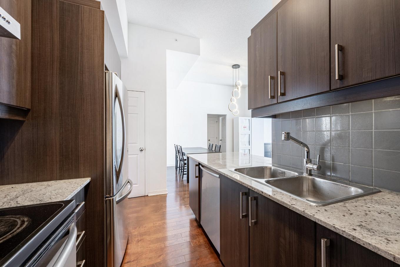 Kitchen - 1212-4975 Rue Jean-Talon O., Montréal (Côte-Des-Neiges/Notre-Dame-De-Grâce), QC - Indoor Photo Showing Kitchen With Double Sink With Upgraded Kitchen