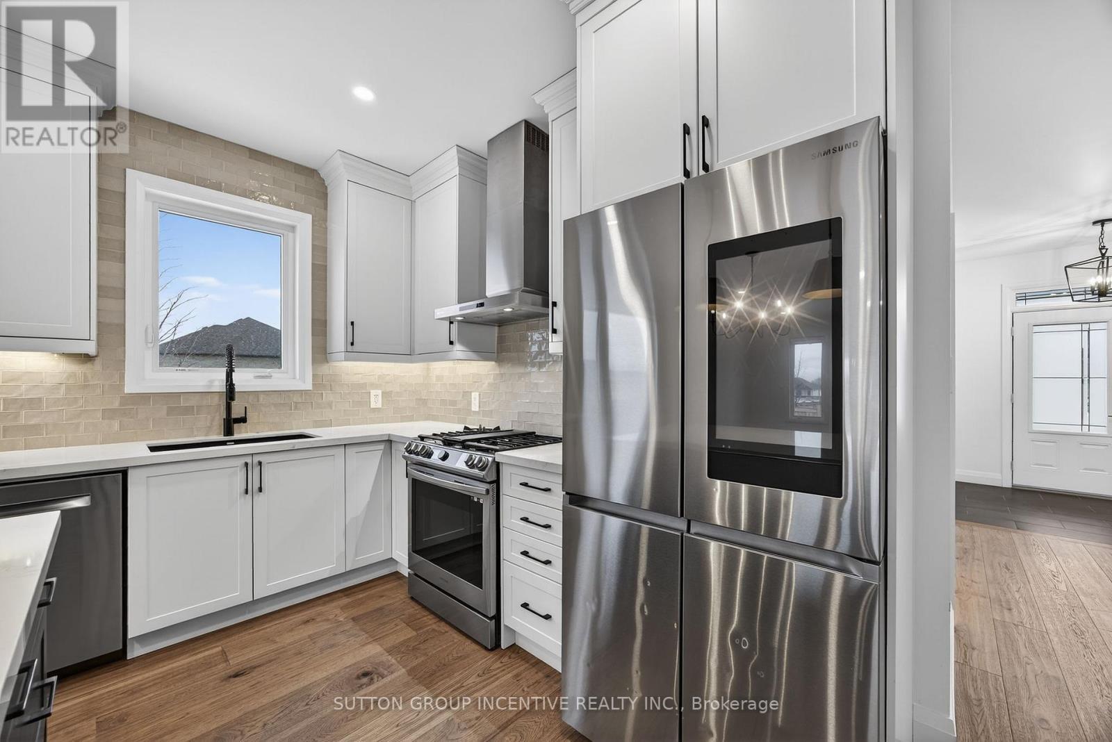 123 Ritchie Crescent, Springwater, ON - Indoor Photo Showing Kitchen With Upgraded Kitchen