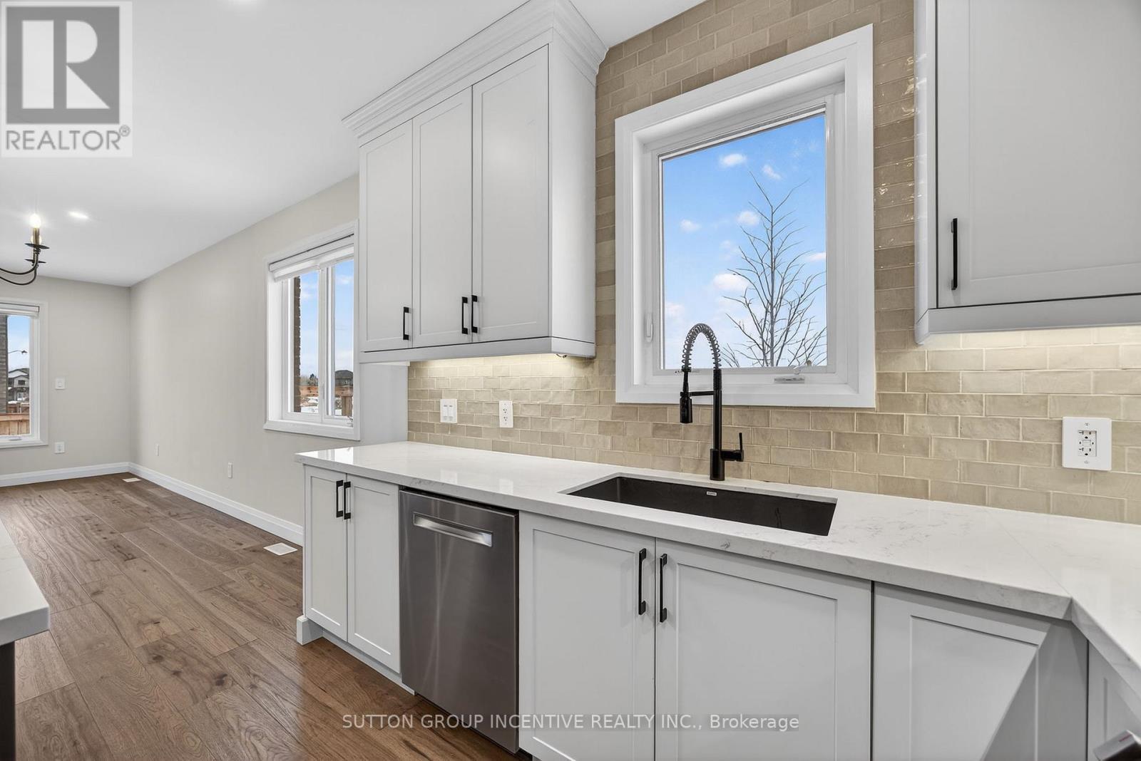 123 Ritchie Crescent, Springwater, ON - Indoor Photo Showing Kitchen With Upgraded Kitchen