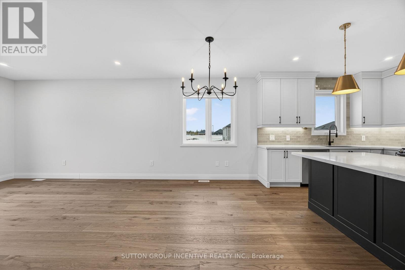 123 Ritchie Crescent, Springwater, ON - Indoor Photo Showing Kitchen