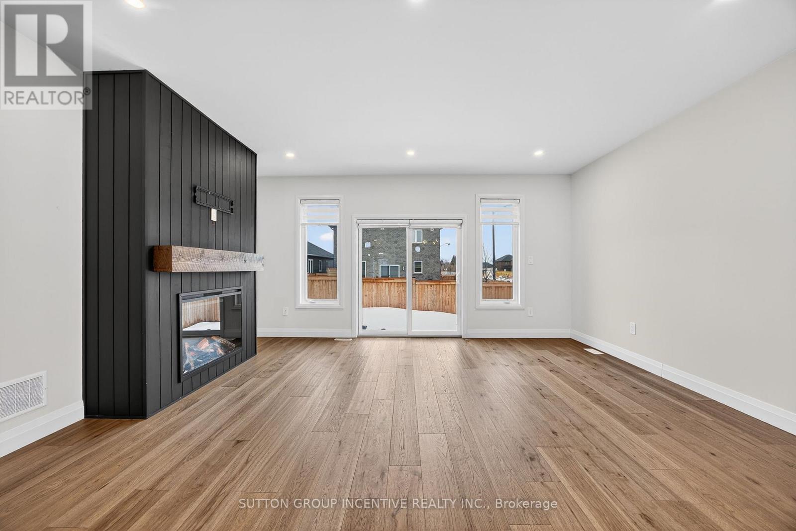 123 Ritchie Crescent, Springwater, ON - Indoor Photo Showing Living Room With Fireplace
