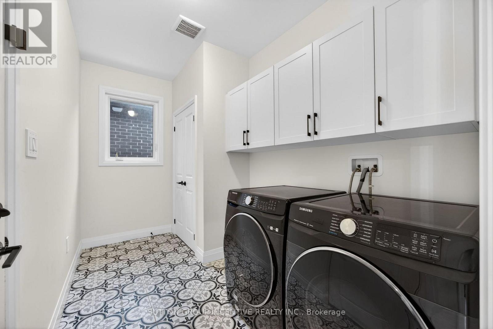 123 Ritchie Crescent, Springwater, ON - Indoor Photo Showing Laundry Room
