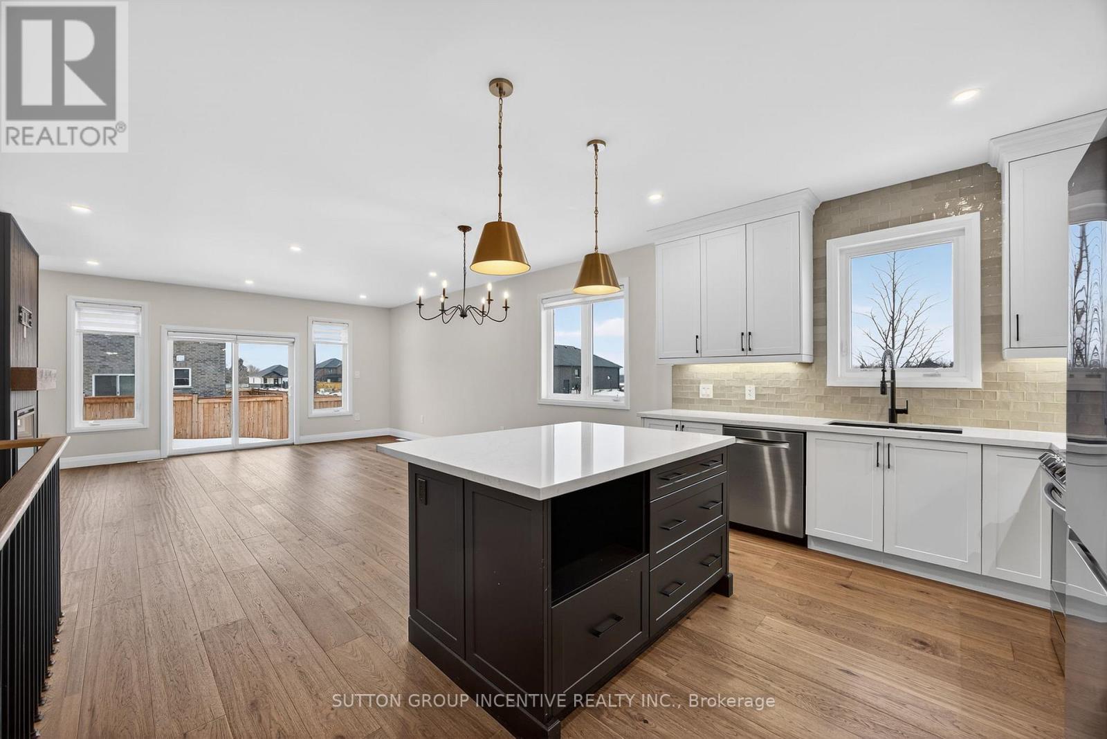 123 Ritchie Crescent, Springwater, ON - Indoor Photo Showing Kitchen With Upgraded Kitchen