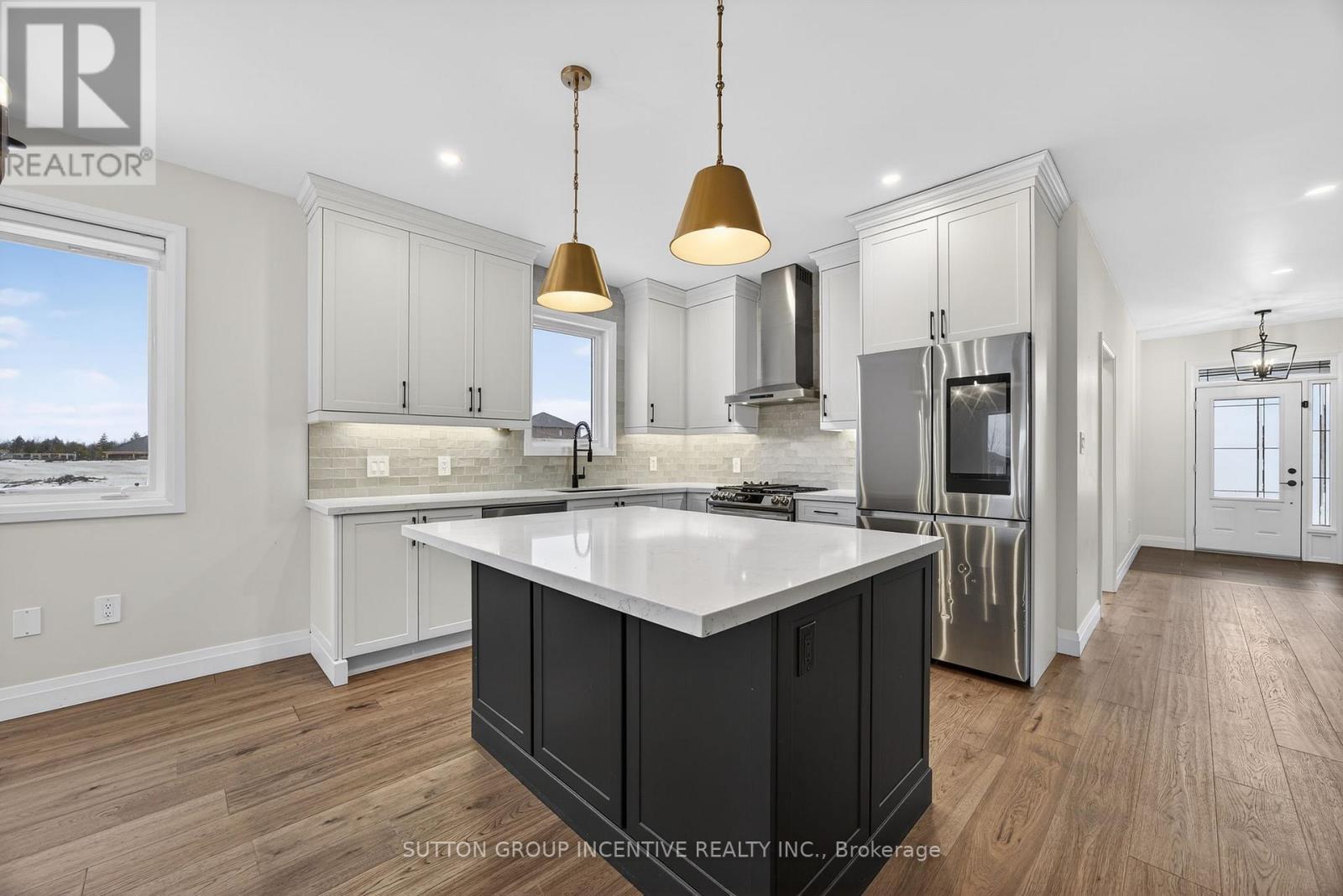 123 Ritchie Crescent, Springwater, ON - Indoor Photo Showing Kitchen With Upgraded Kitchen