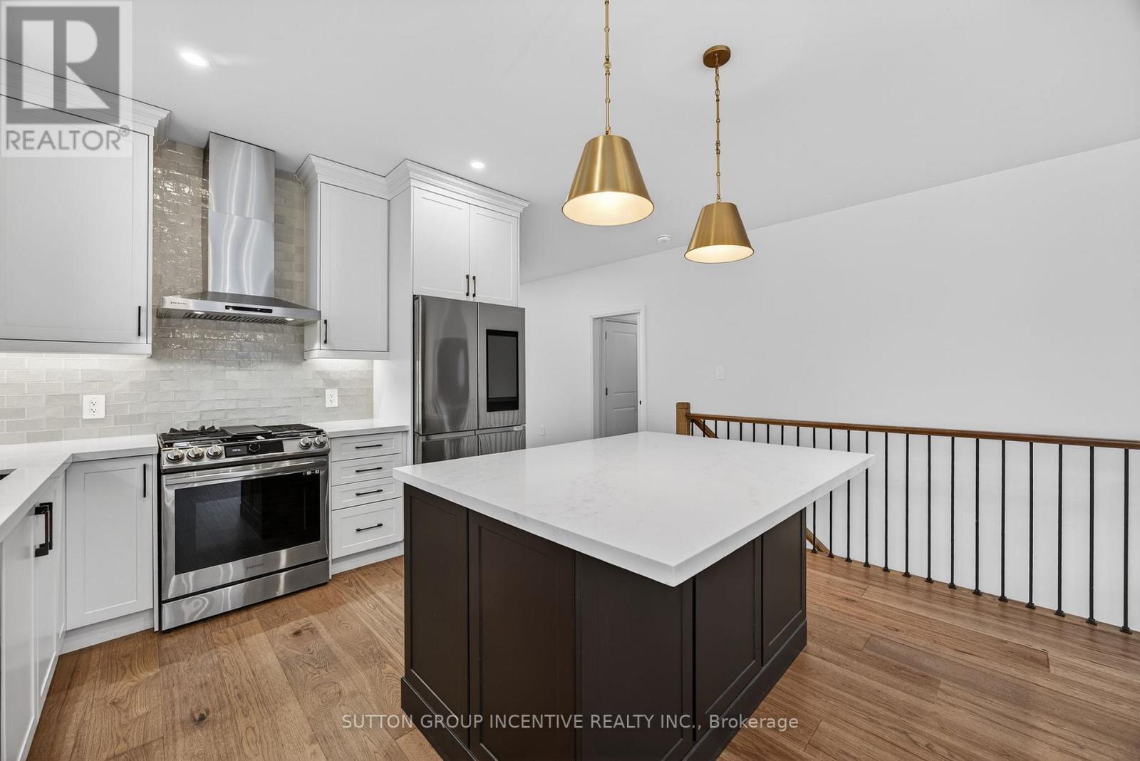 123 Ritchie Crescent, Springwater, ON - Indoor Photo Showing Kitchen With Upgraded Kitchen