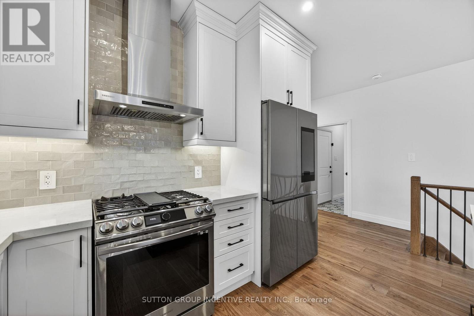123 Ritchie Crescent, Springwater, ON - Indoor Photo Showing Kitchen With Upgraded Kitchen