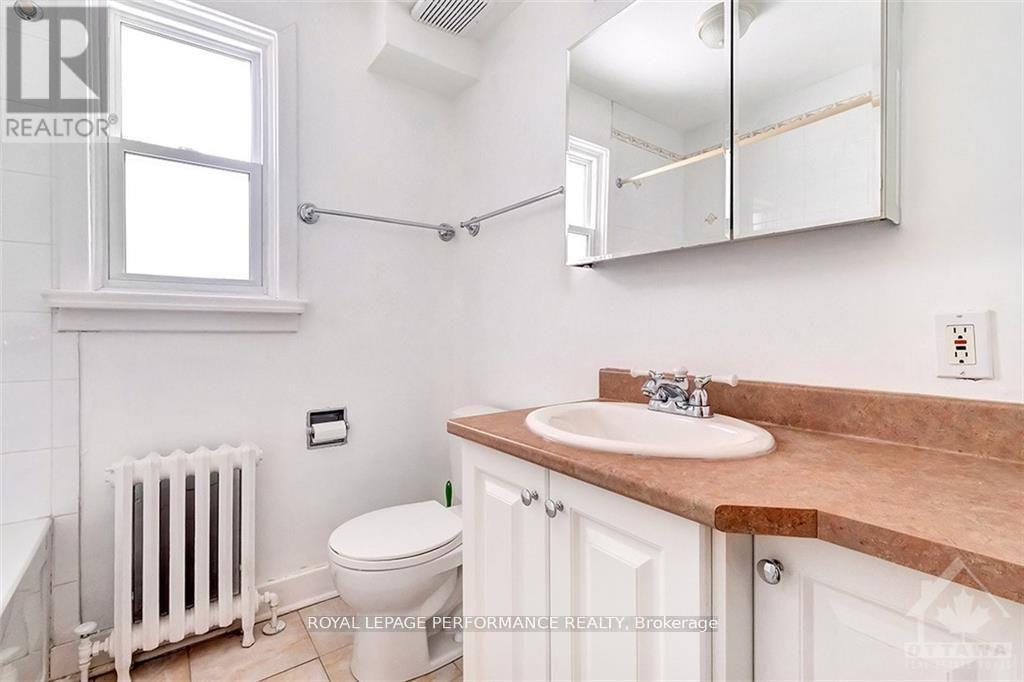 472 Woodland Avenue, Ottawa, ON - Indoor Photo Showing Bathroom
