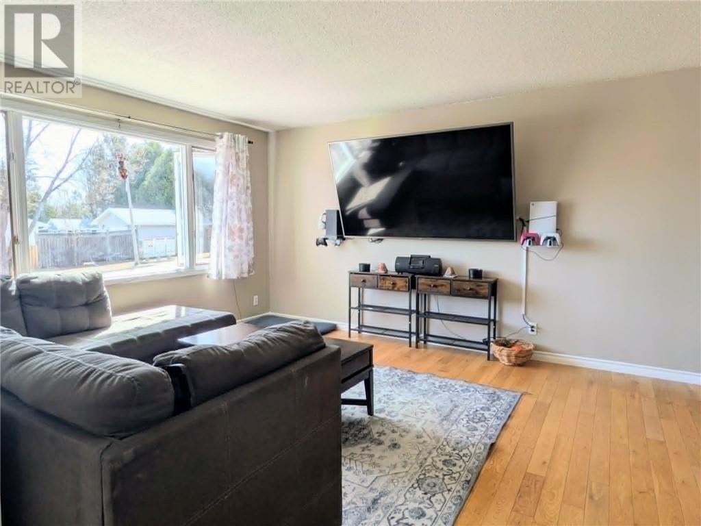 486 Bois, Espanola, ON - Indoor Photo Showing Living Room