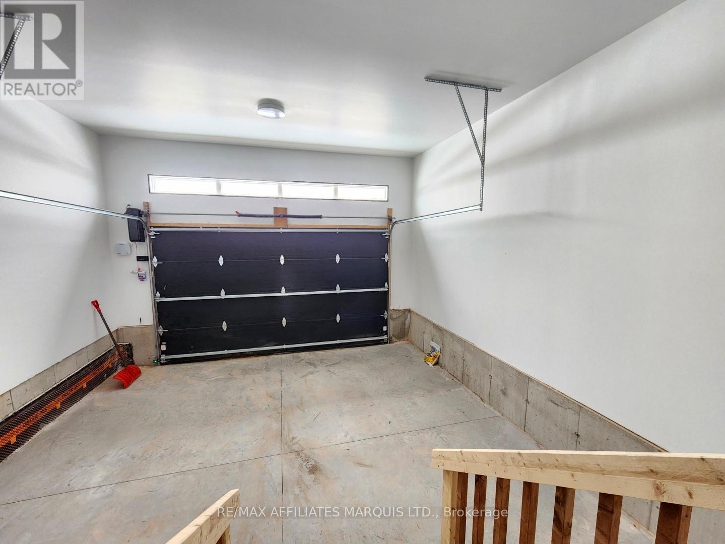 2288 Crewson Crescent, Cornwall, ON - Indoor Photo Showing Garage