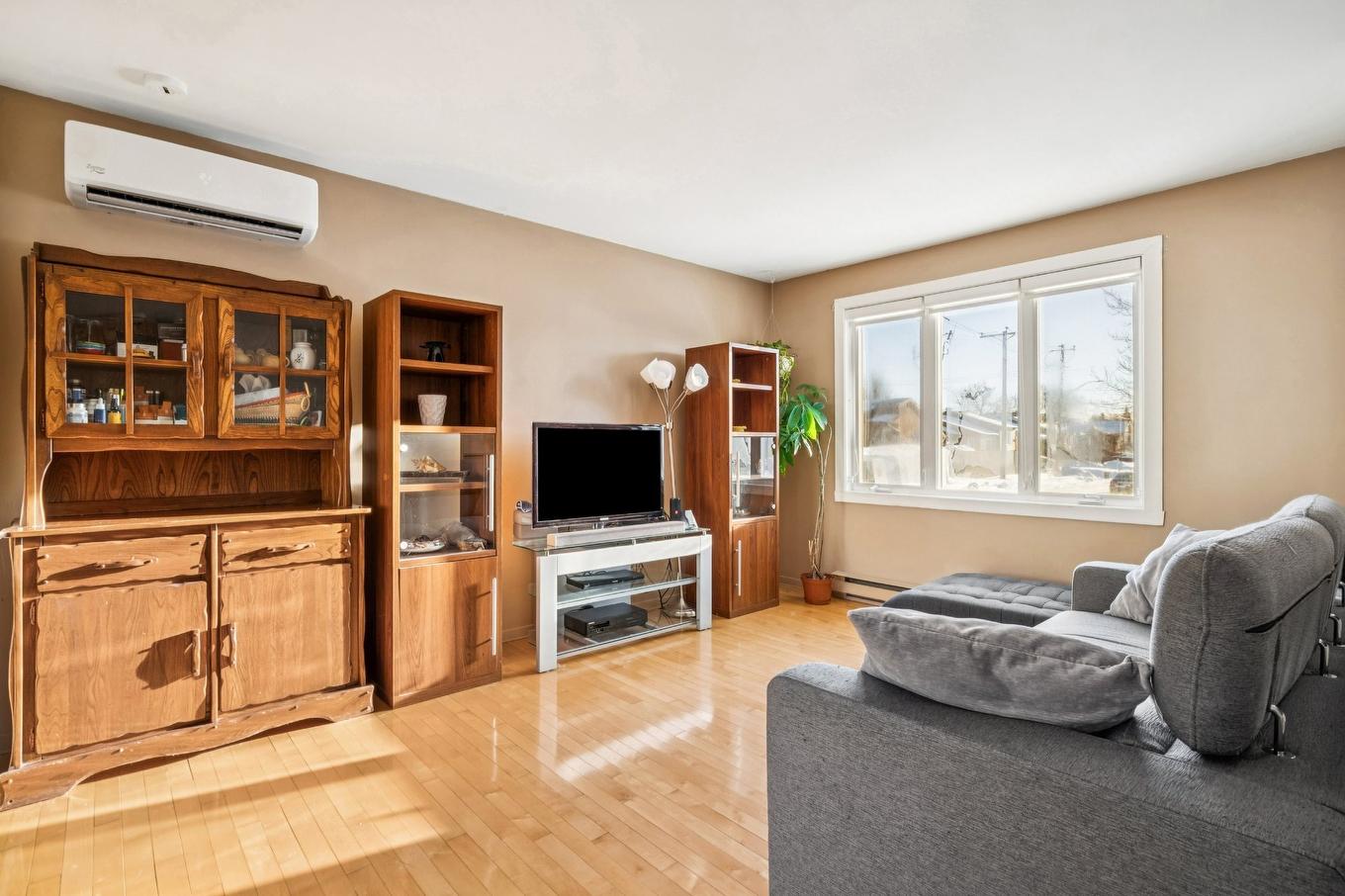 Living room - 6896 Boul. Julien-Bouthillier, Longueuil (Saint-Hubert), QC - Indoor Photo Showing Living Room