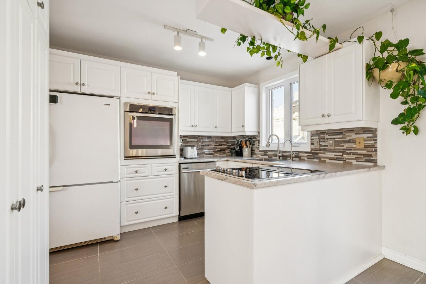 Kitchen - 6896 Boul. Julien-Bouthillier, Longueuil (Saint-Hubert), QC - Indoor Photo Showing Kitchen