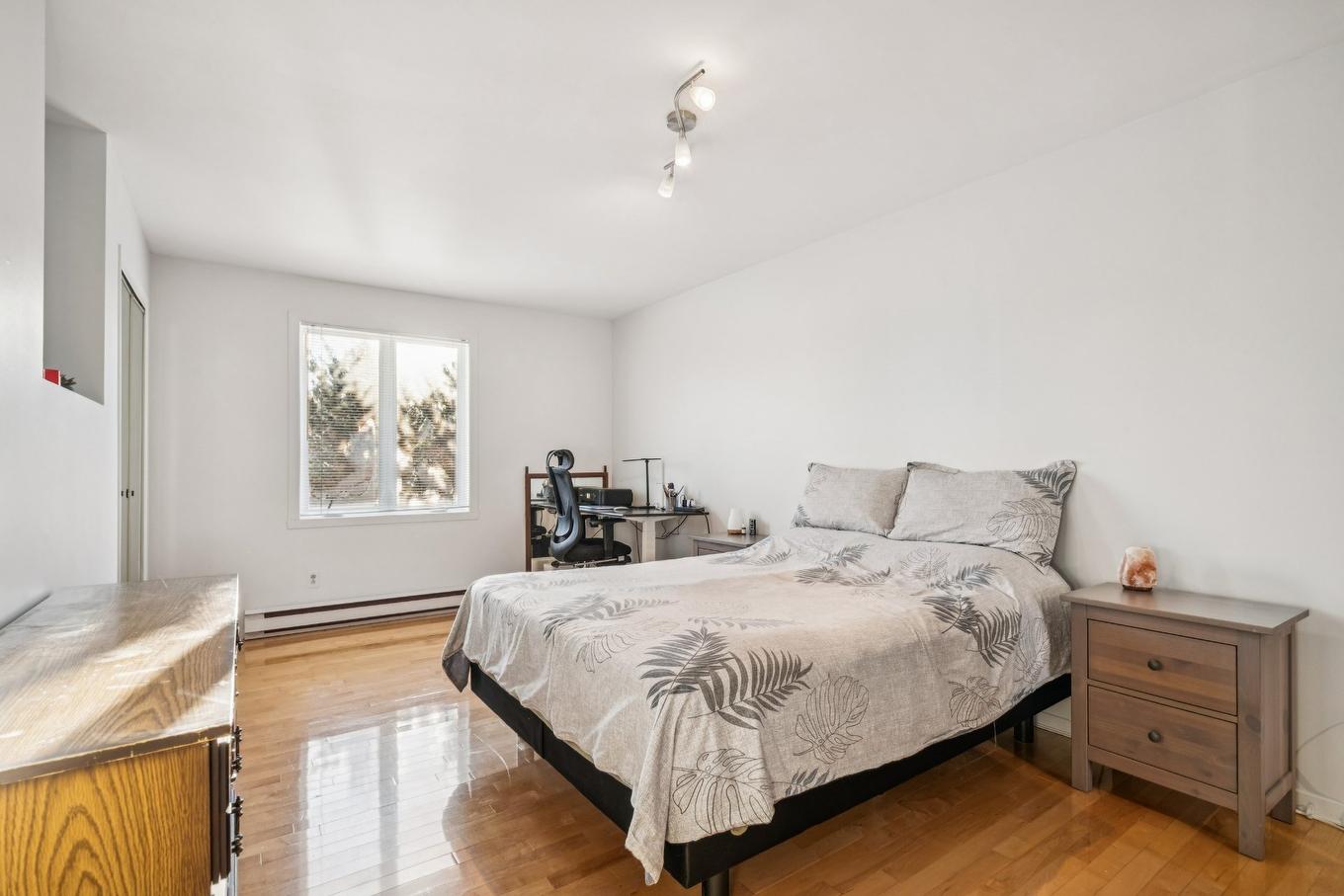 Primary bedroom - 6896 Boul. Julien-Bouthillier, Longueuil (Saint-Hubert), QC - Indoor Photo Showing Bedroom