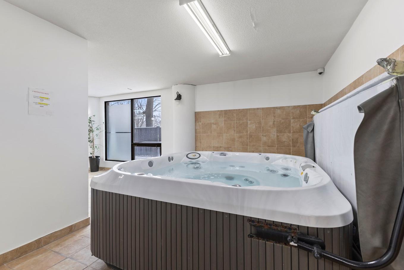 Spa - 201-725 Place Fortier, Montréal (Saint-Laurent), QC - Indoor Photo Showing Laundry Room