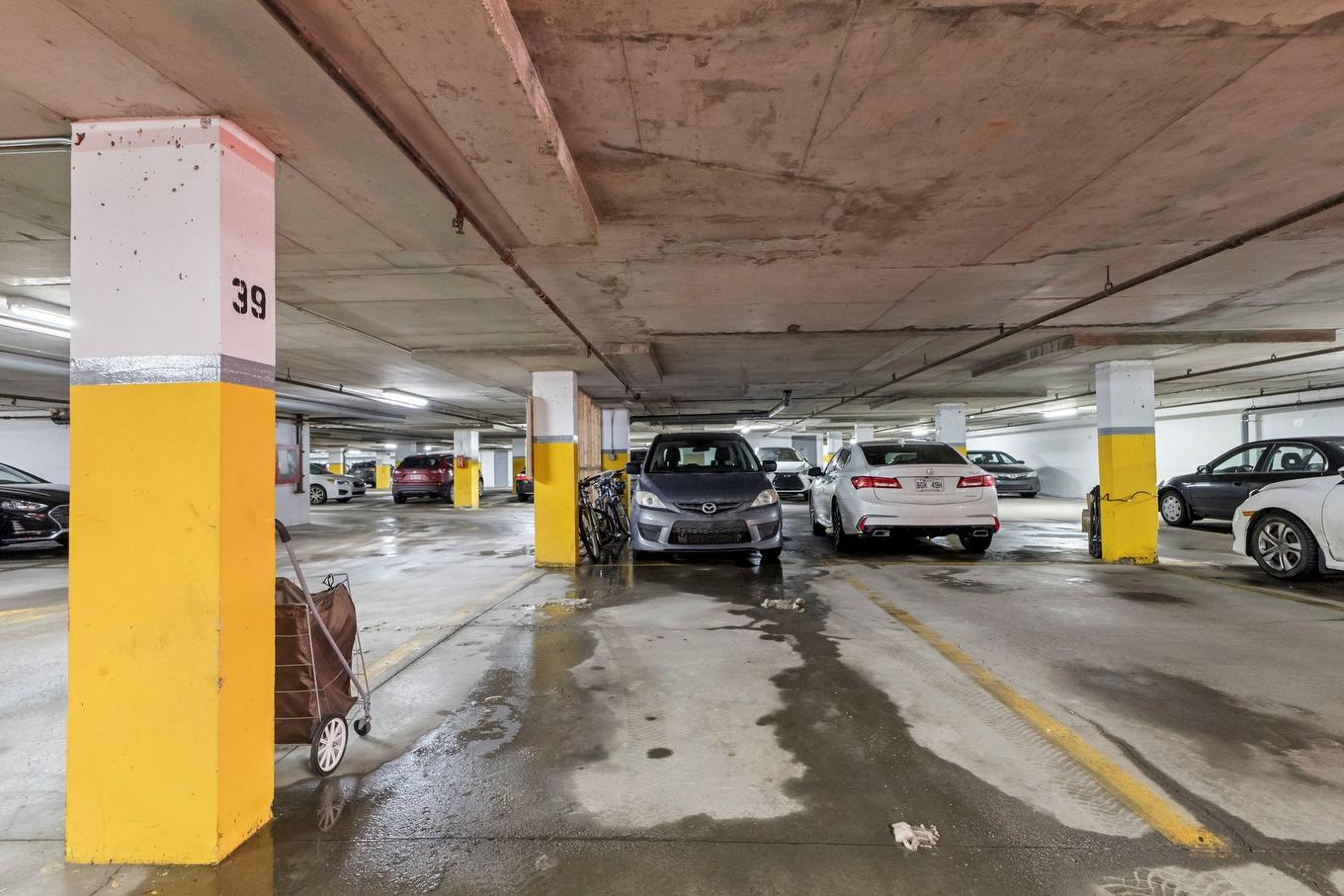 Stationnement - 201-725 Place Fortier, Montréal (Saint-Laurent), QC - Indoor Photo Showing Garage