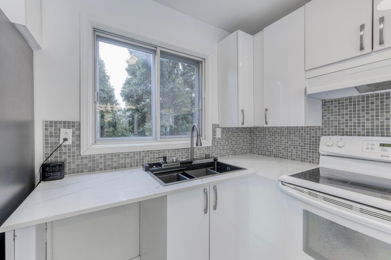 Kitchen - 3691 Rue Jovette, Laval (Fabreville), QC - Indoor Photo Showing Kitchen With Double Sink