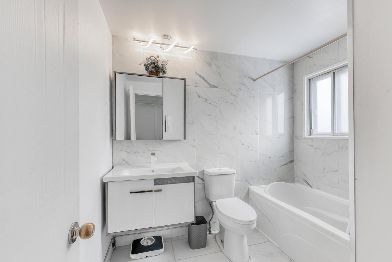 Bathroom - 3691 Rue Jovette, Laval (Fabreville), QC - Indoor Photo Showing Bathroom