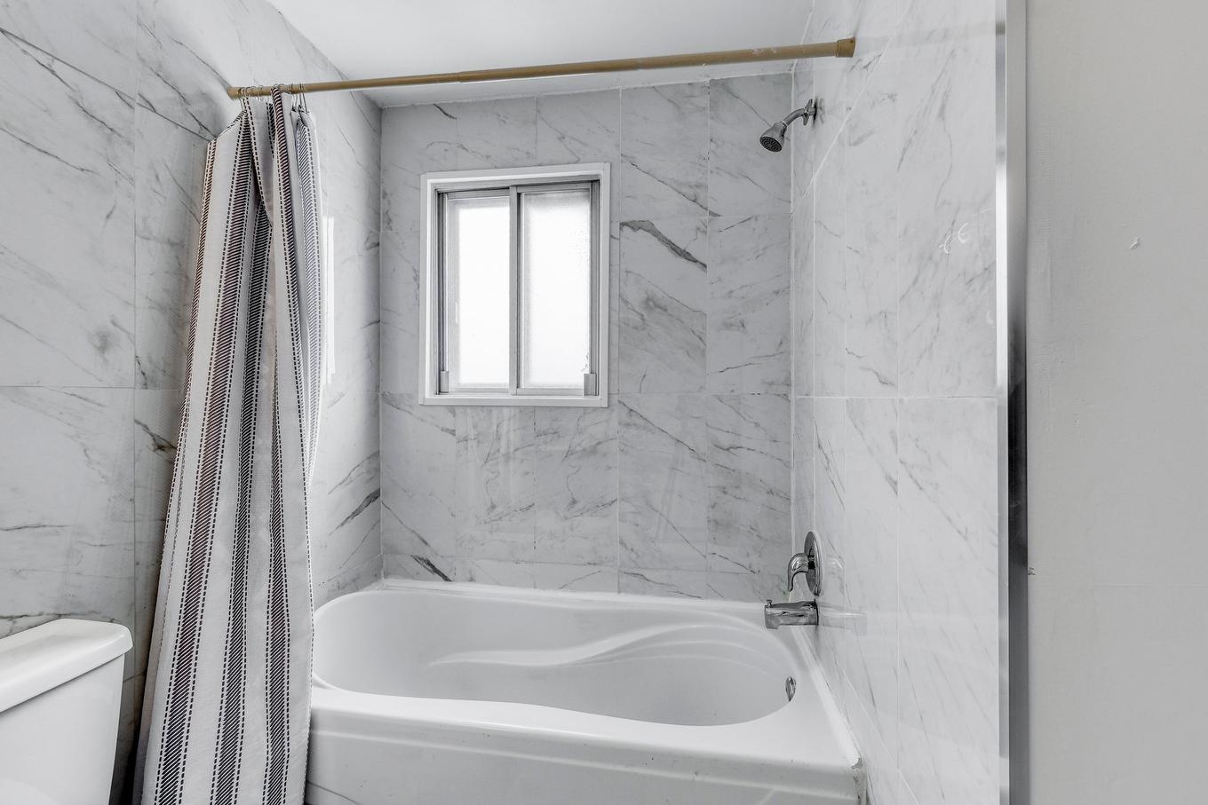 Bathroom - 3691 Rue Jovette, Laval (Fabreville), QC - Indoor Photo Showing Bathroom