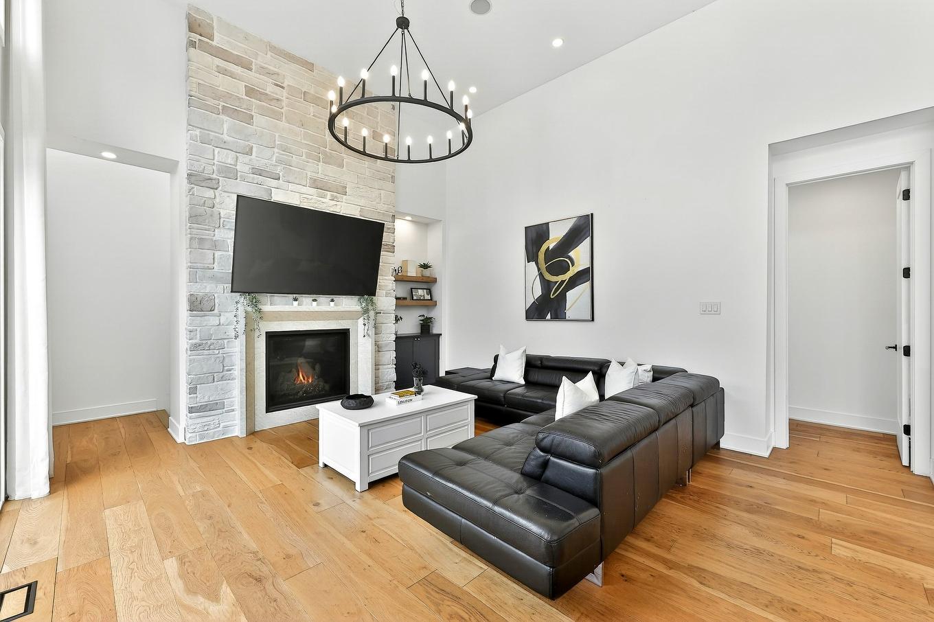 Salon - 62 Rue Monette, Saint-Hippolyte, QC - Indoor Photo Showing Living Room With Fireplace