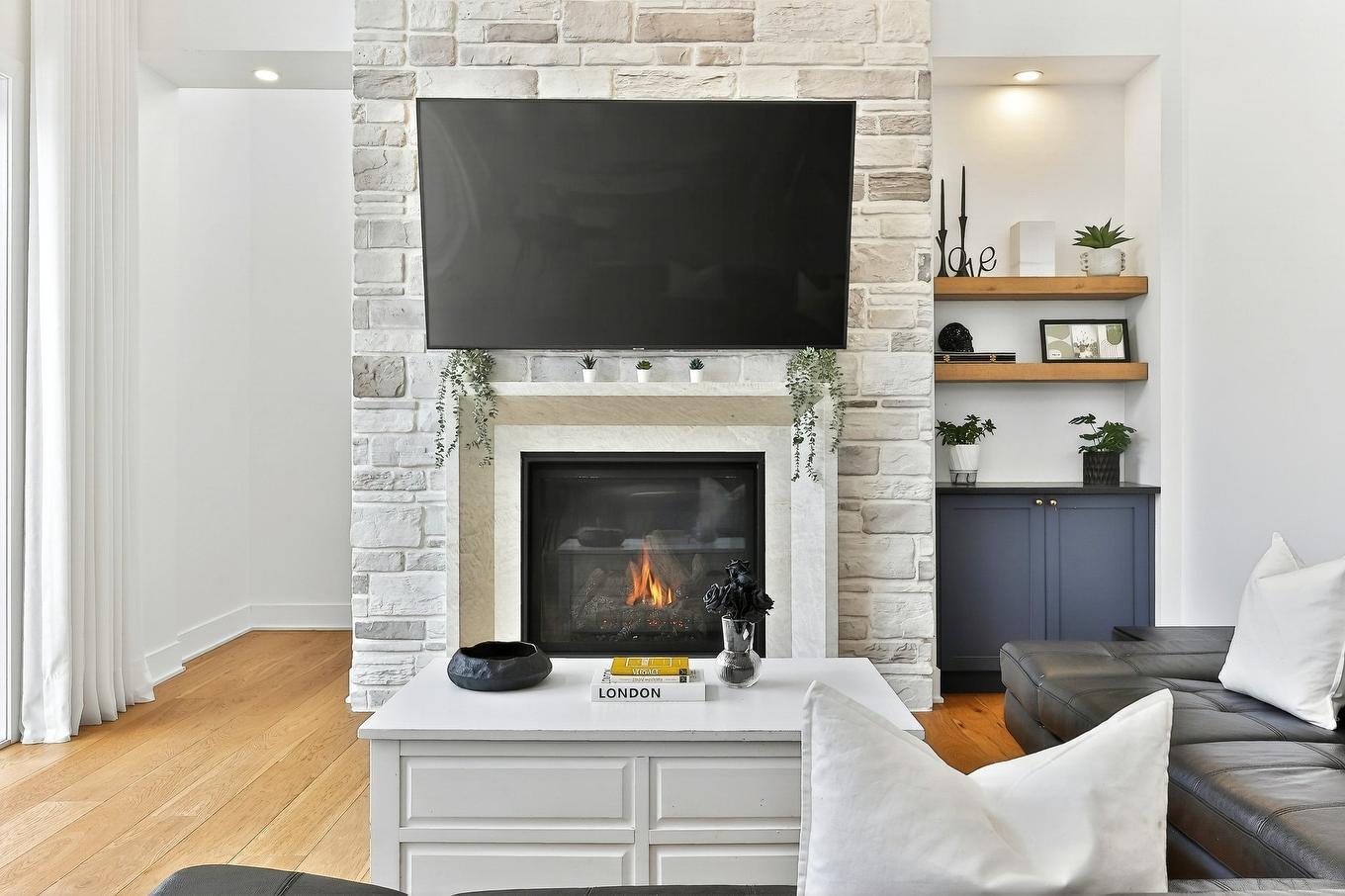 Salon - 62 Rue Monette, Saint-Hippolyte, QC - Indoor Photo Showing Living Room With Fireplace