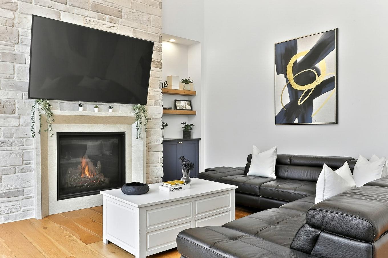Salon - 62 Rue Monette, Saint-Hippolyte, QC - Indoor Photo Showing Living Room With Fireplace