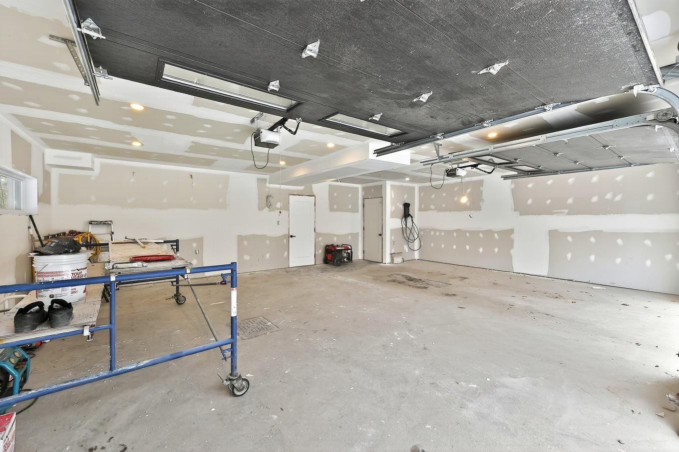 Garage - 62 Rue Monette, Saint-Hippolyte, QC - Indoor Photo Showing Garage