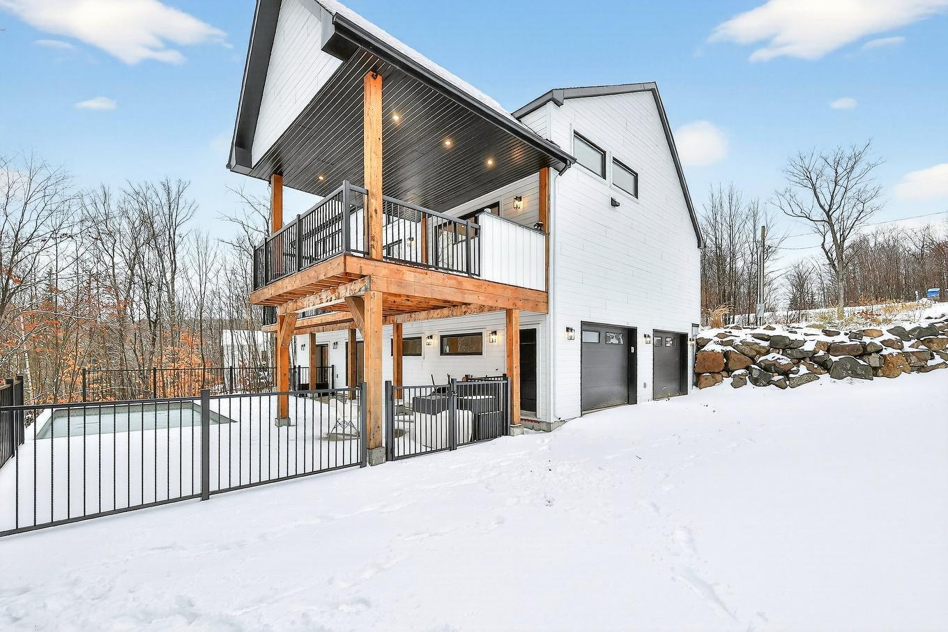 Cour - 62 Rue Monette, Saint-Hippolyte, QC - Outdoor With Exterior