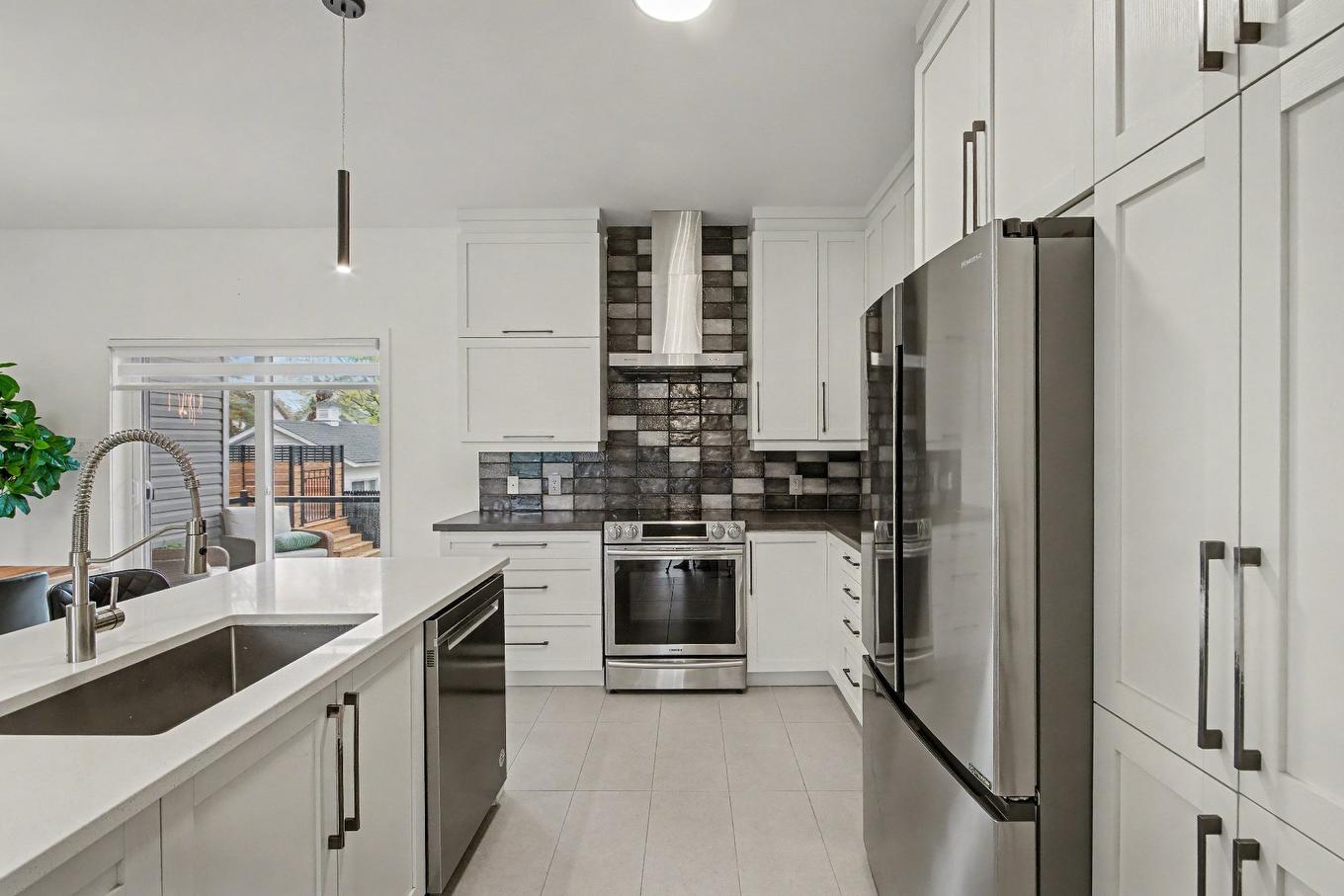 Kitchen - 75 Rue Jules-Duval, Saint-Jean-Sur-Richelieu, QC - Indoor Photo Showing Kitchen With Upgraded Kitchen