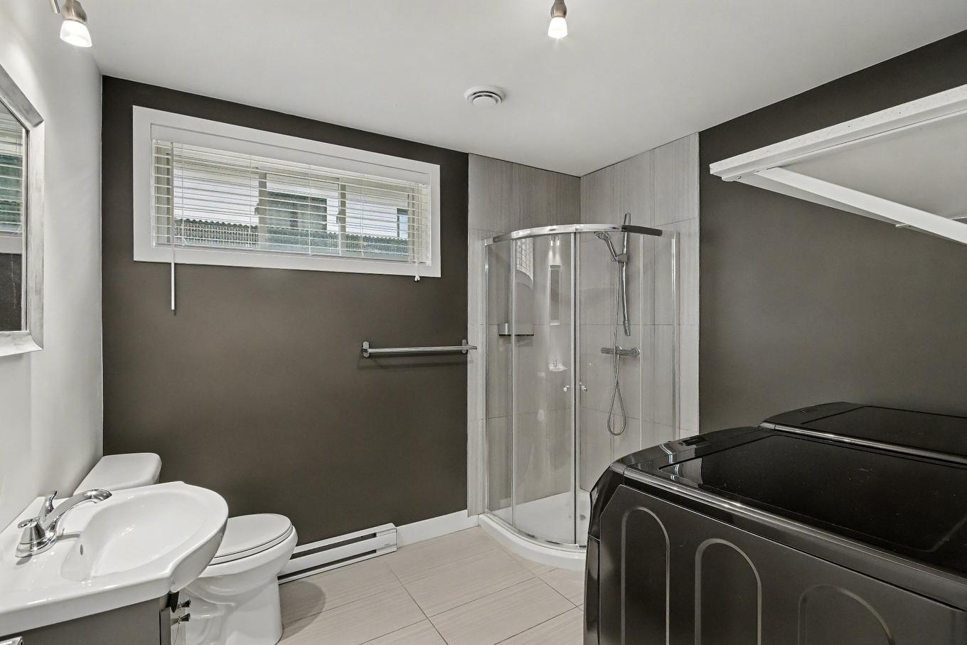 Bathroom - 75 Rue Jules-Duval, Saint-Jean-Sur-Richelieu, QC - Indoor Photo Showing Laundry Room