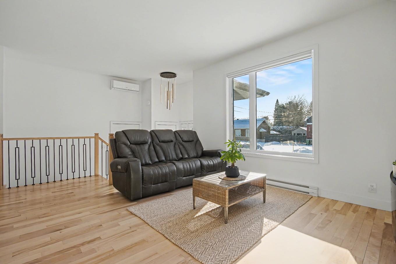 Living room - 75 Rue Jules-Duval, Saint-Jean-Sur-Richelieu, QC - Indoor Photo Showing Living Room