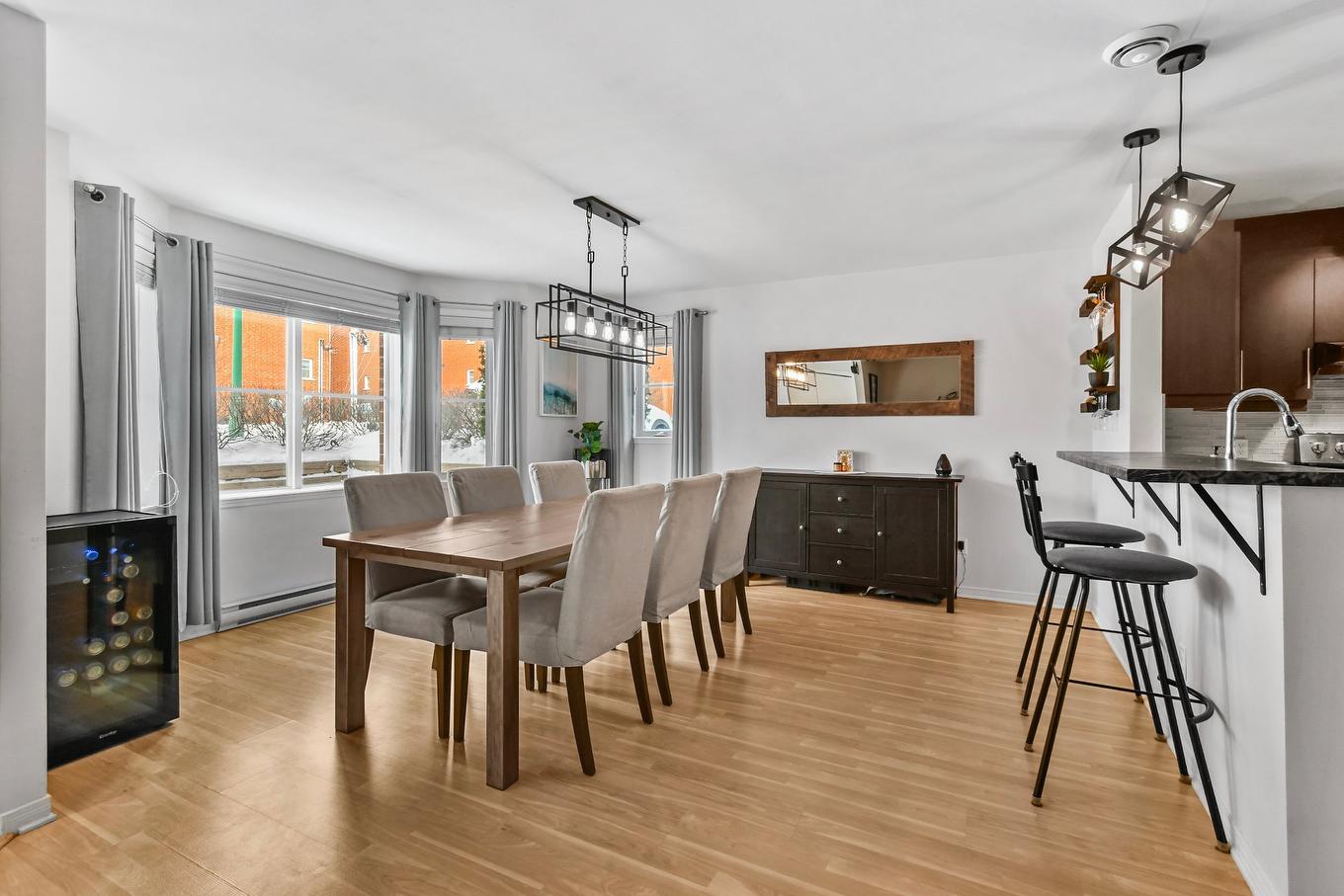 Dining room - 1420 Rue Émerie, Longueuil (Saint-Hubert), QC - Indoor Photo Showing Dining Room