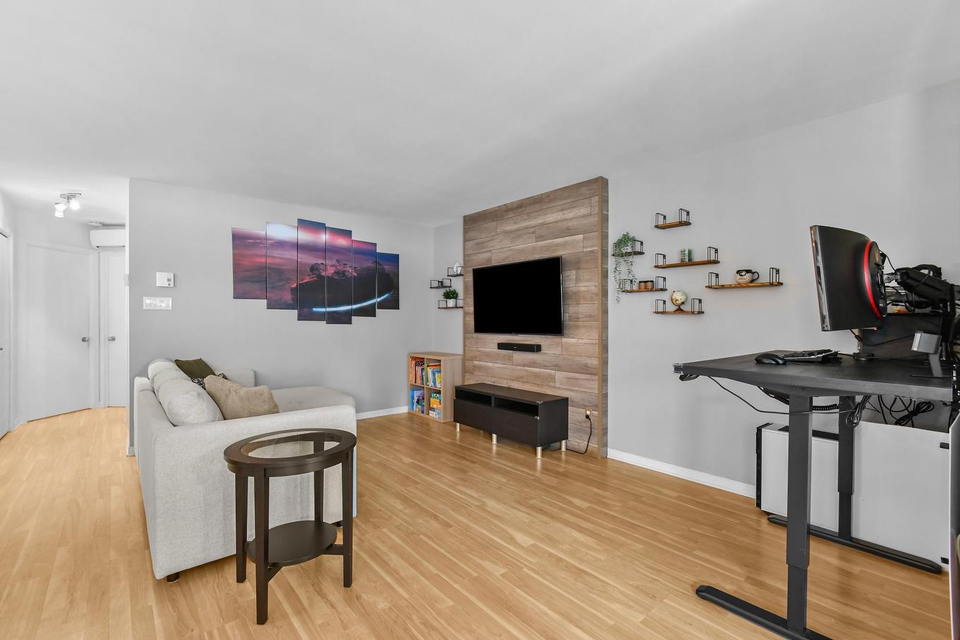 Living room - 1420 Rue Émerie, Longueuil (Saint-Hubert), QC - Indoor