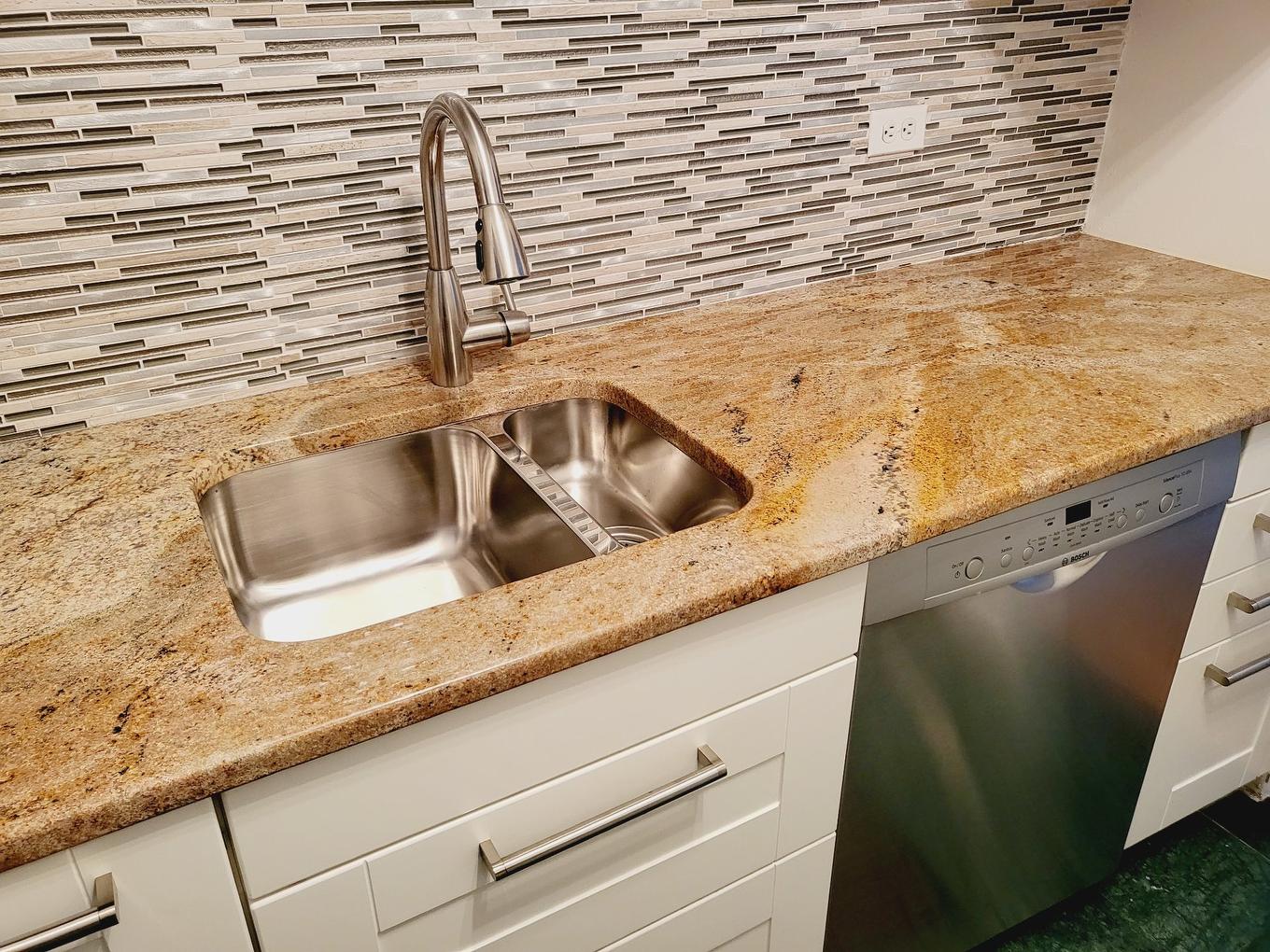 Kitchen - 1006-3470 Rue Simpson, Montréal (Ville-Marie), QC - Indoor Photo Showing Kitchen With Double Sink