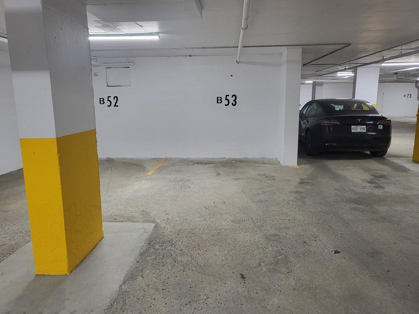 Garage - 1006-3470 Rue Simpson, Montréal (Ville-Marie), QC - Indoor Photo Showing Garage