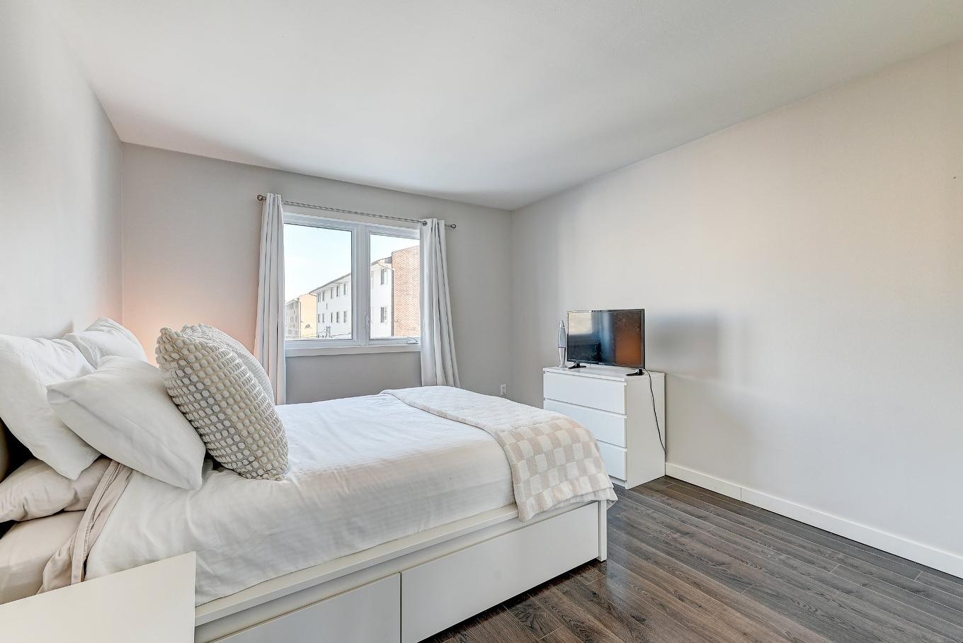 Primary bedroom - 301-839 Rue Fabre, Longueuil (Le Vieux-Longueuil), QC - Indoor Photo Showing Bedroom