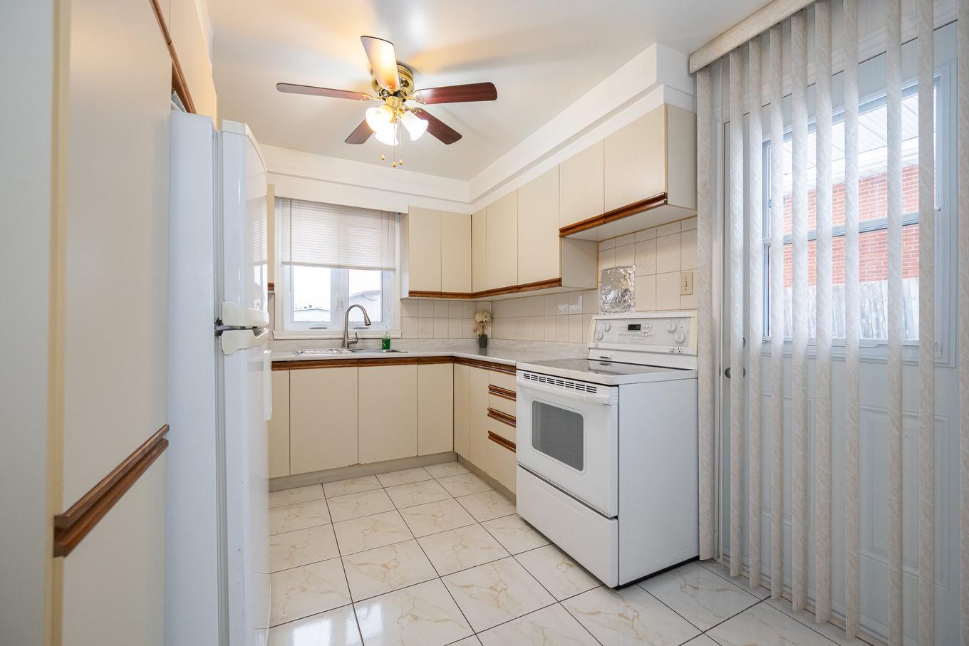 Kitchen - 1404 Boul. Élisabeth, Laval (Chomedey), QC - Indoor Photo Showing Kitchen