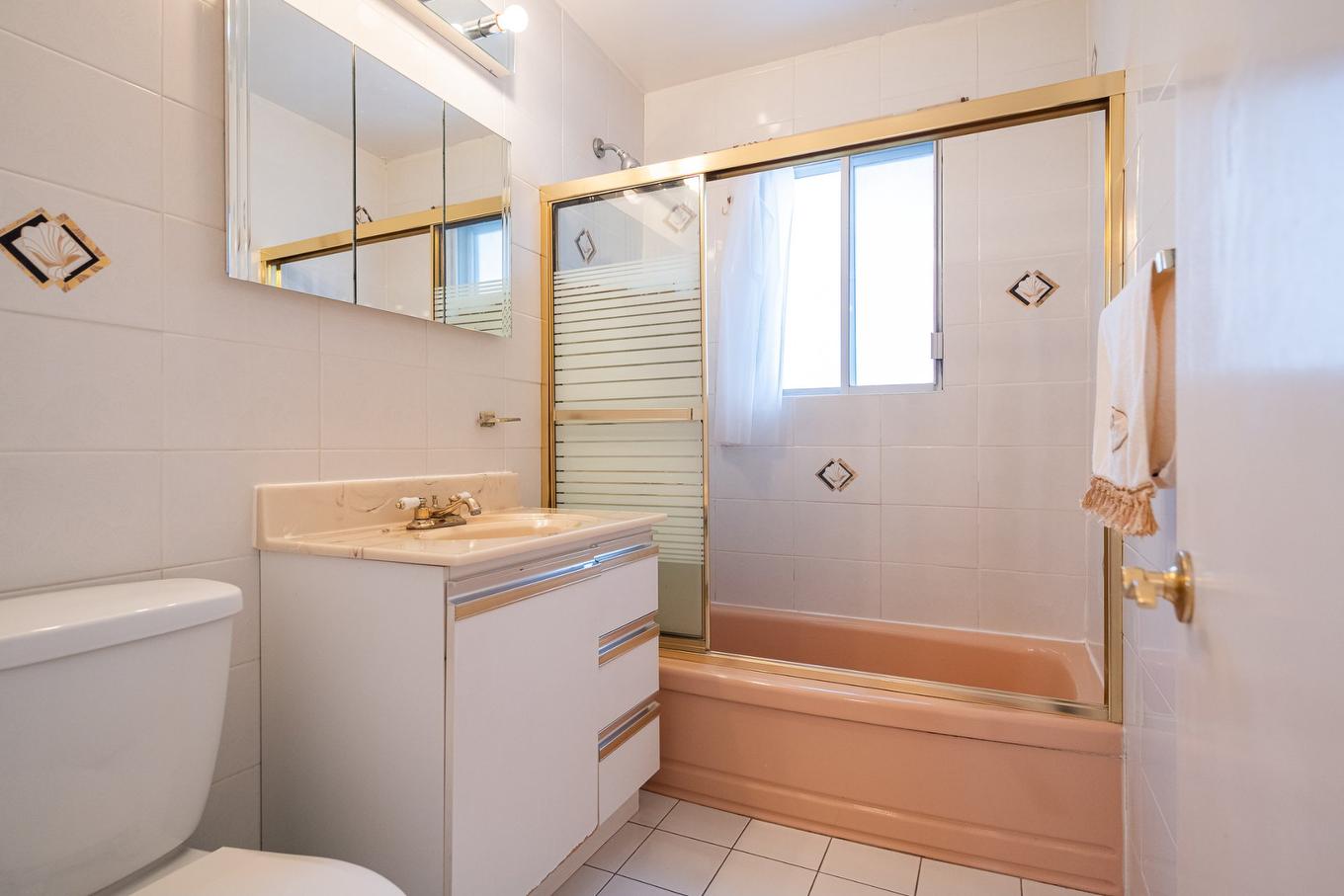 Bathroom - 1404 Boul. Élisabeth, Laval (Chomedey), QC - Indoor Photo Showing Bathroom