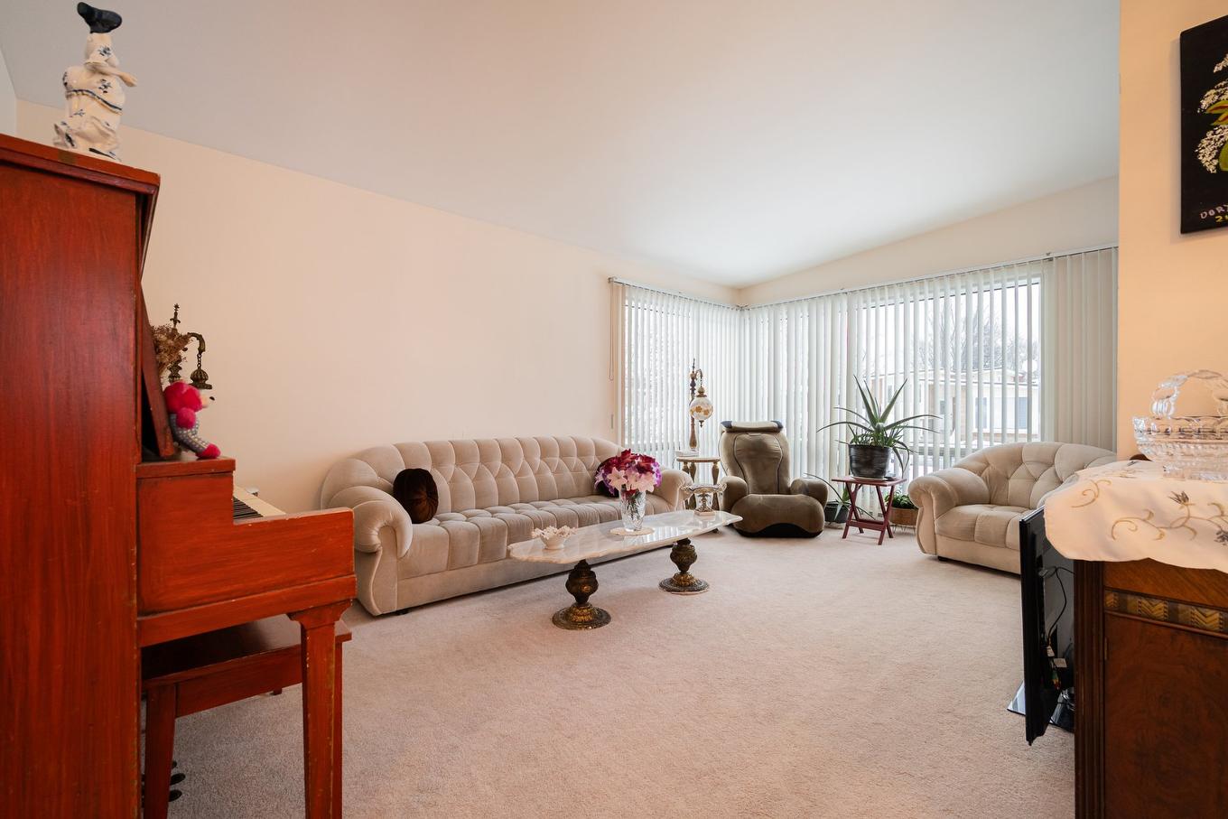 Living room - 1404 Boul. Élisabeth, Laval (Chomedey), QC - Indoor Photo Showing Living Room
