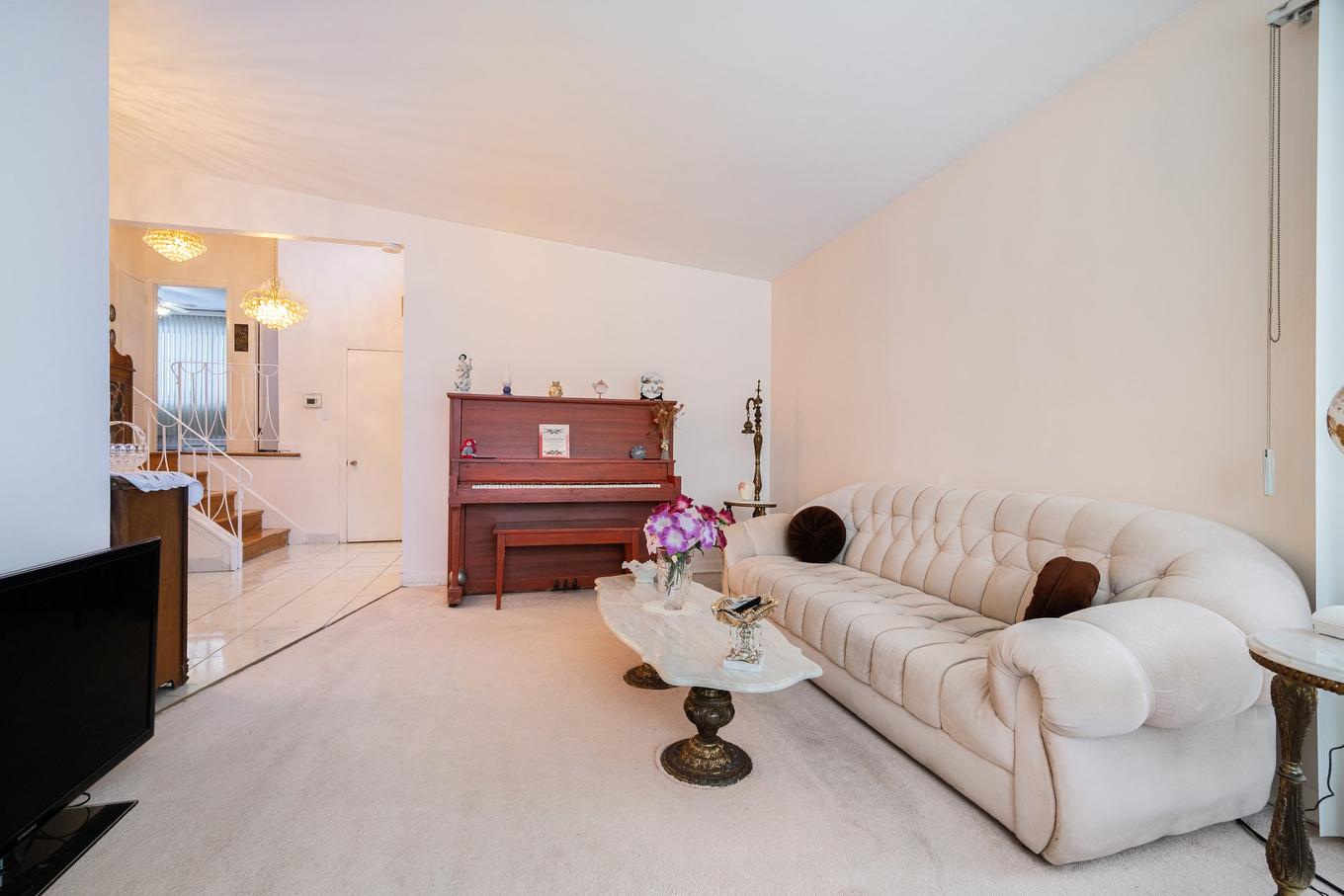 Living room - 1404 Boul. Élisabeth, Laval (Chomedey), QC - Indoor Photo Showing Living Room