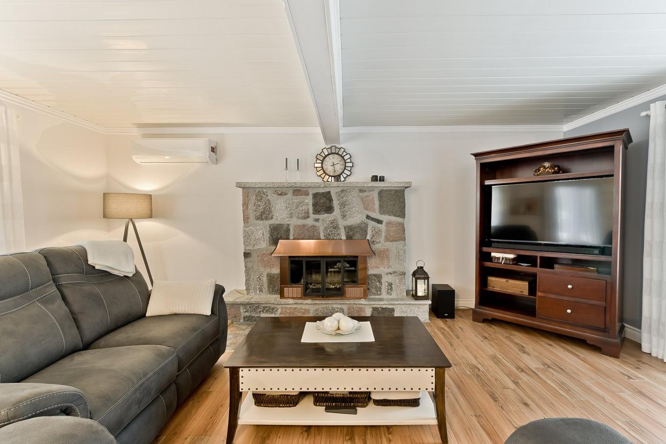 Salon - 2186 Rue Normand, Sherbrooke (Fleurimont), QC - Indoor Photo Showing Living Room With Fireplace